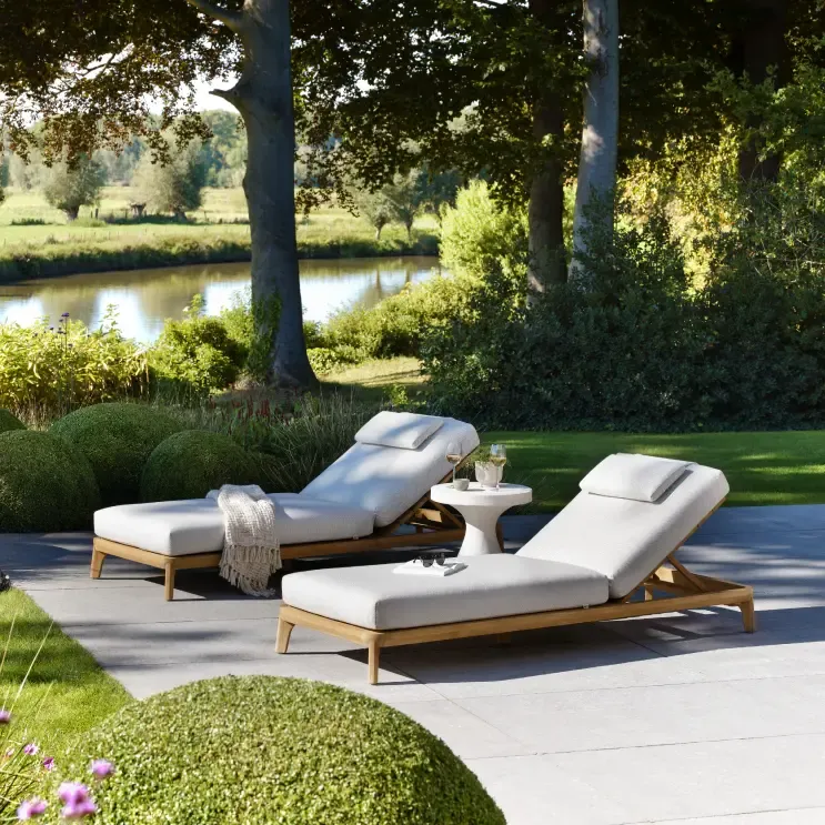 Zomer terras met Orso ligbedden van Bristol à la carte door Exterioo tuinmeubelen