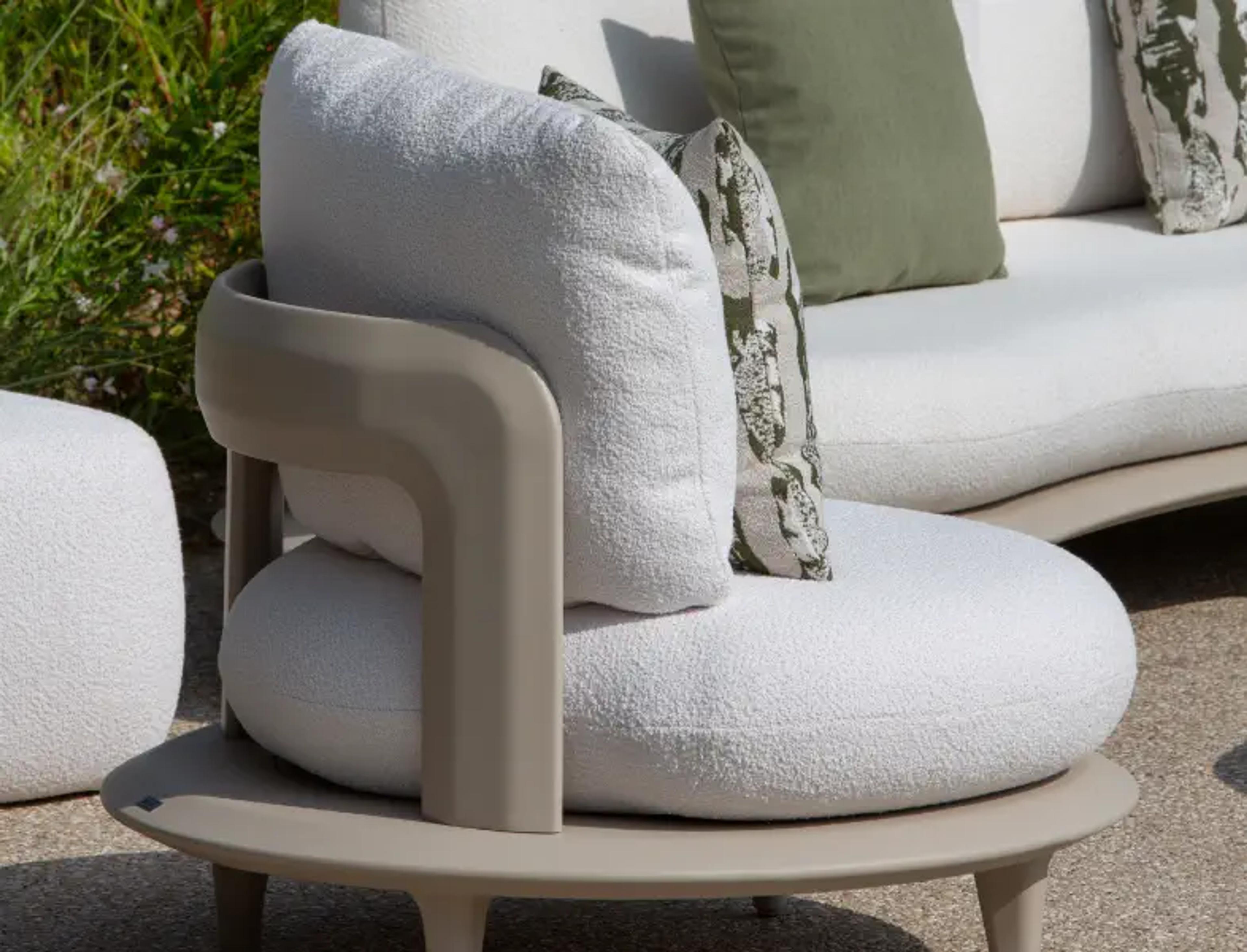 Zomers terras met loungestoel van Bristol à la carte door Exterioo tuinmeubelen 
