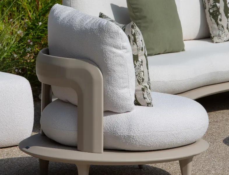 Zomers terras met loungestoel van Bristol à la carte door Exterioo tuinmeubelen