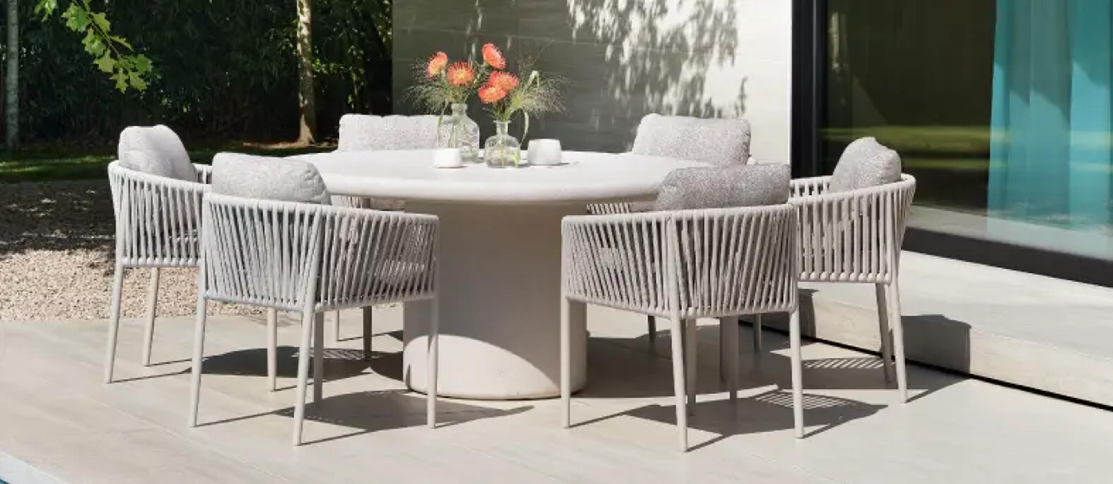 Zomers terras met Lomo tuintafel van Bristol à la carte door Exterioo tuinmeubelen