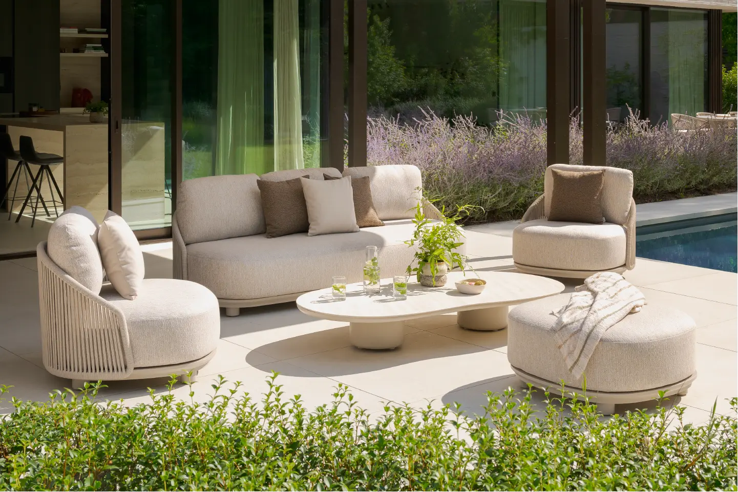 Vadelo loungeset in zomerse setting