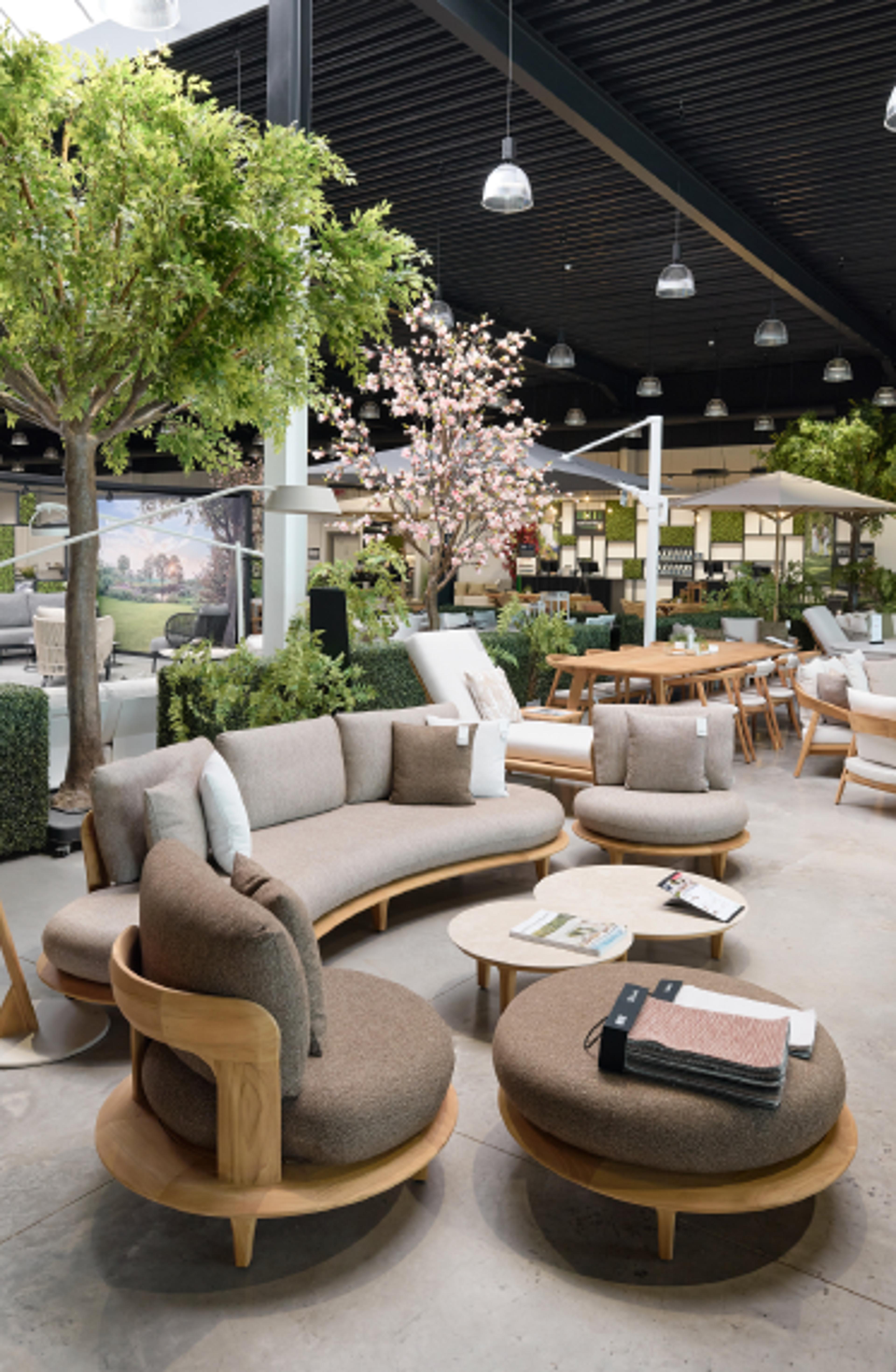 Groot assortiment tuinmeubelen in Exterioo showroom Oostende