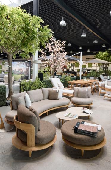Groot assortiment tuinmeubelen in Exterioo showroom Oostende