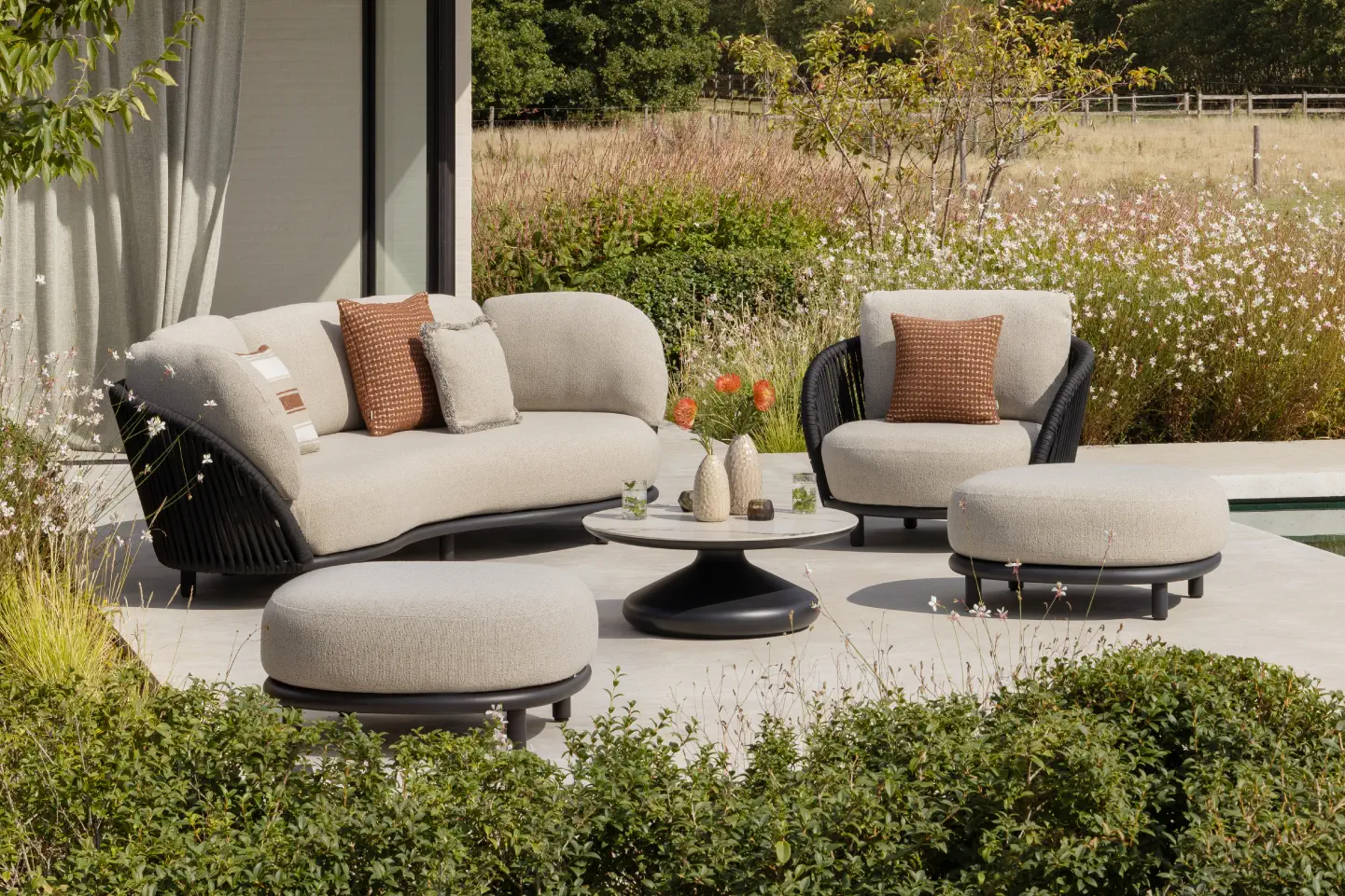 Zomers terras met Lupino loungeset van Bristol à la carte door Exterioo tuinmeubelen