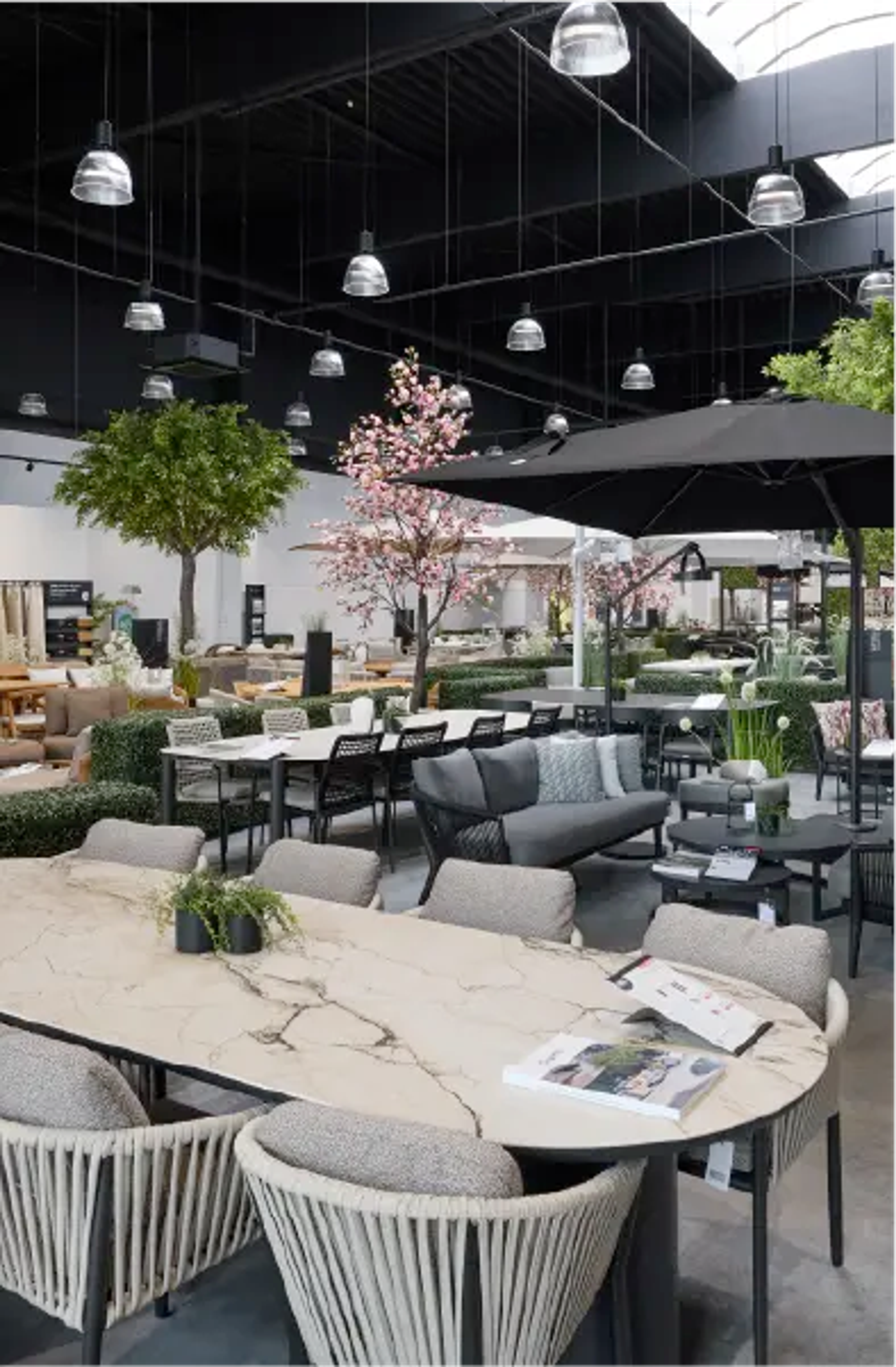 Large assortiment du showroom Exterioo Asse