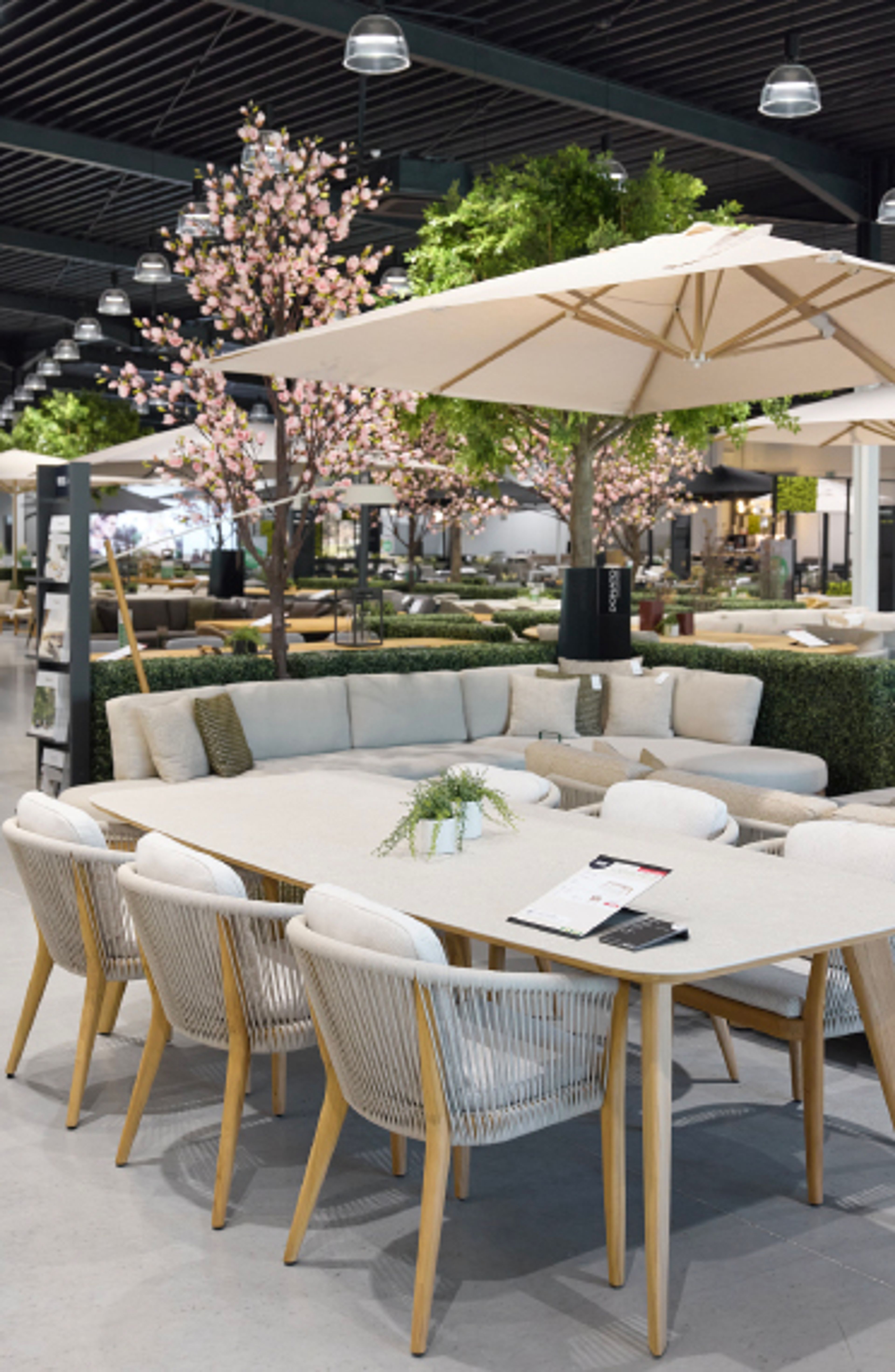 Groot assortiment tuinmeubelen in Exterioo showroom Zoersel