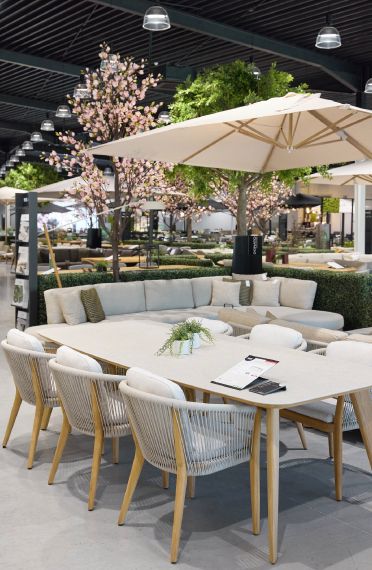Groot assortiment tuinmeubelen in Exterioo showroom Zoersel