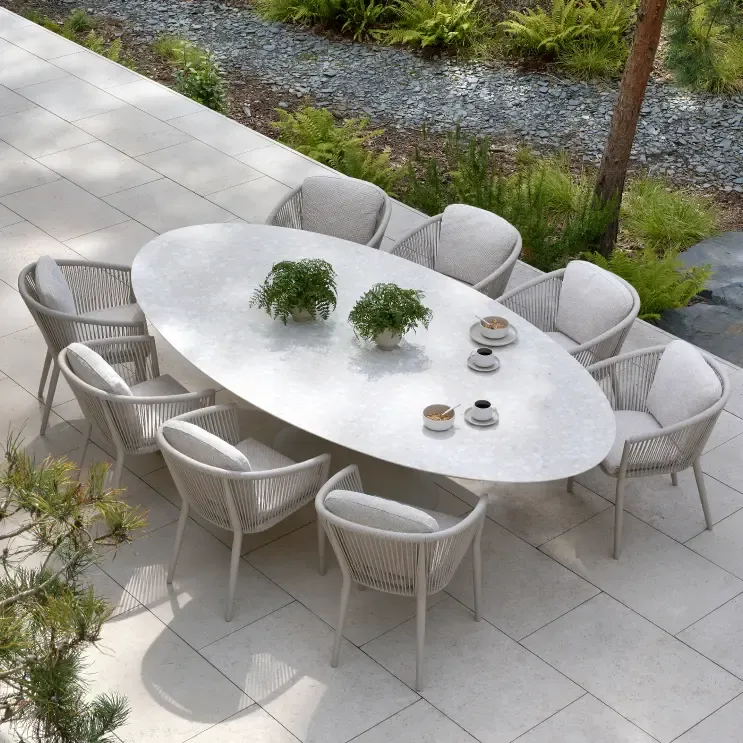 Een tuintafel met een keramische blad van Bristol à la carte door Exterioo tuinmeubelen