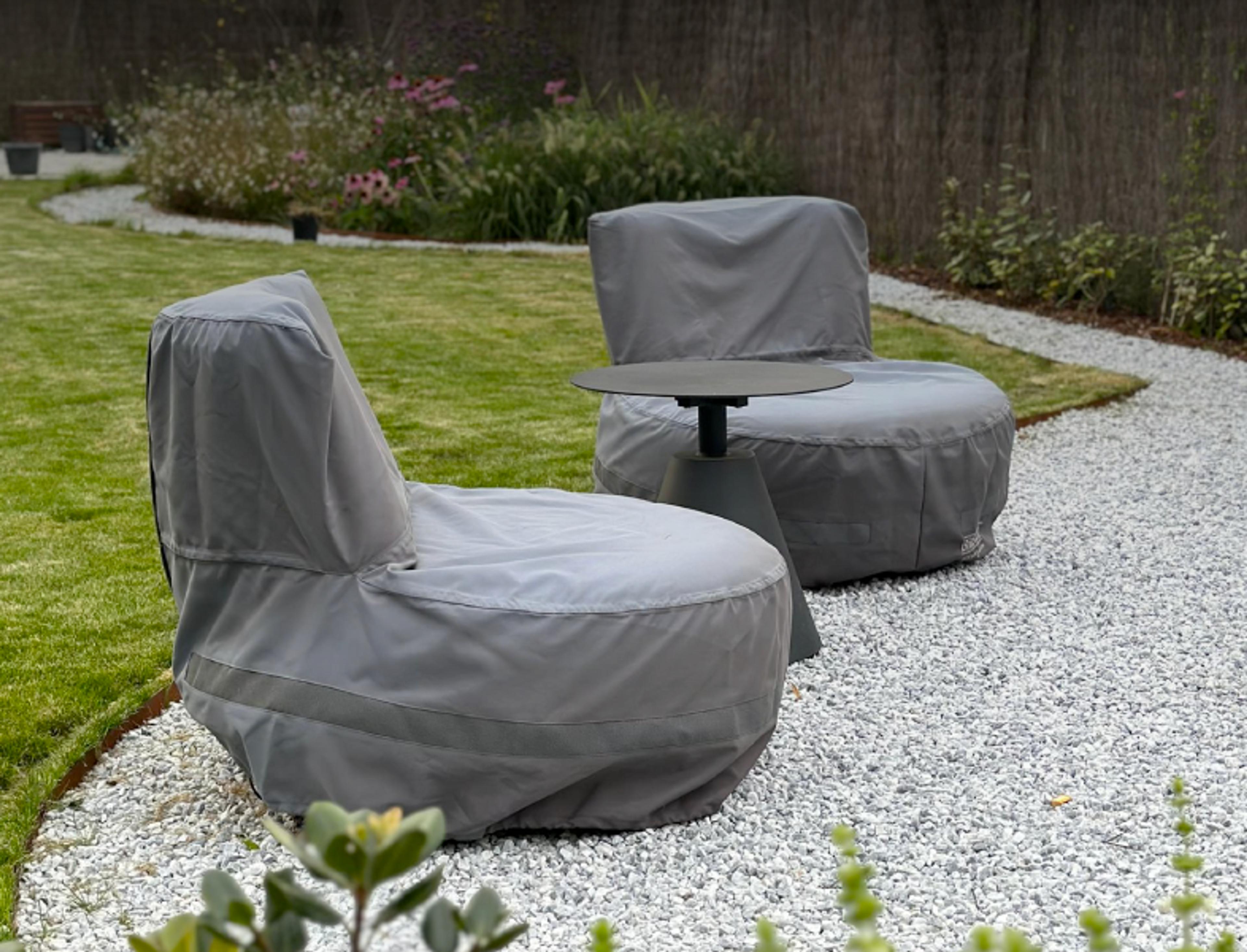 Twee loungestoelen met beschermhoes van Bristol à la carte door Exterioo tuinmeubelen