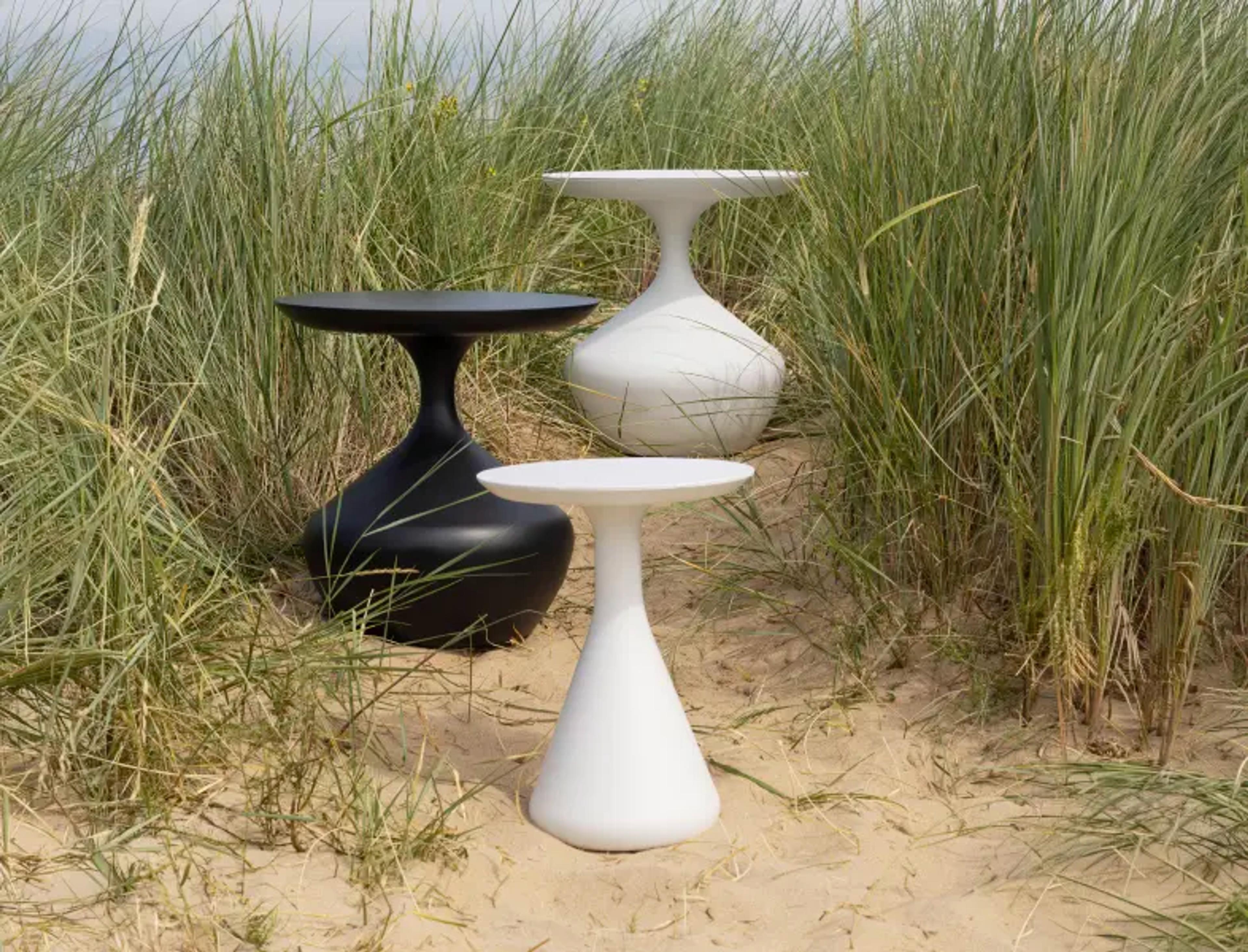 Trois tables d’appoint Bomero dans les dunes