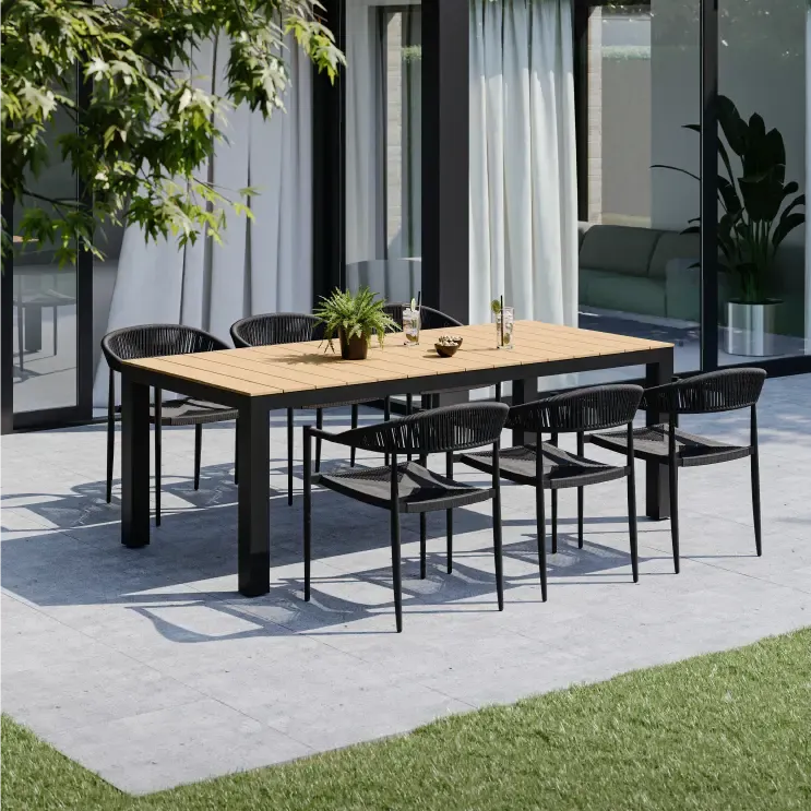 Zomers terras met tafel en stoelen van Bristol à la carte door Exterioo tuinmeubelen
