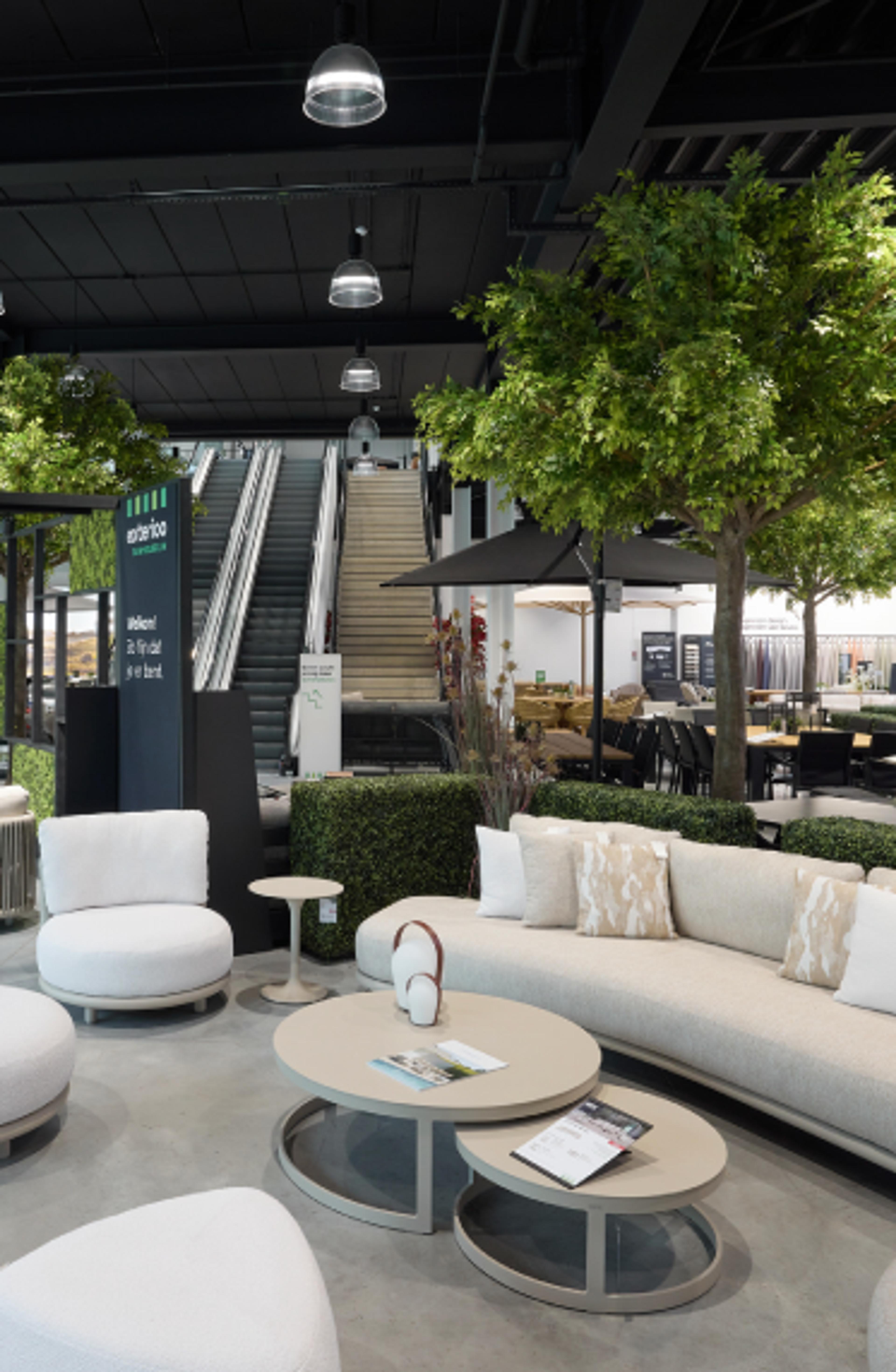 Groot assortiment tuinmeubelen in Exterioo showroom Lommel