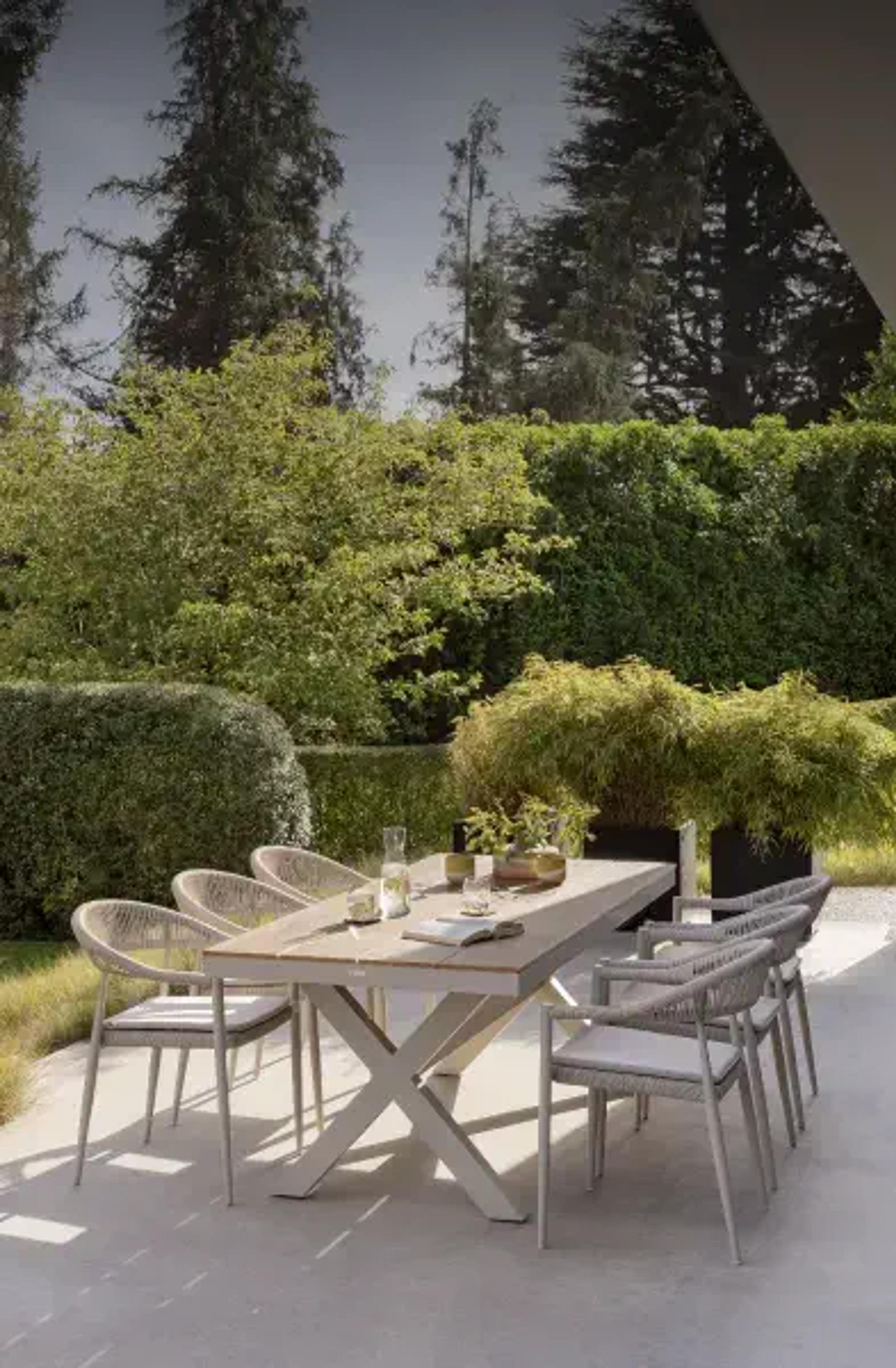Beige tuintafelset met tuintafel en comfortabele tuinstoelen van Exterioo tuinmeubelen