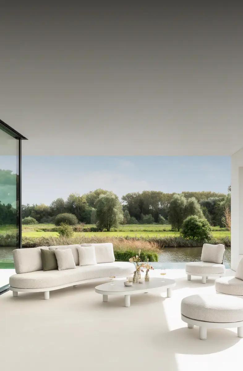 Zomers terras met Donato loungeset van Bristol à la carte door Exterioo tuinmeubelen