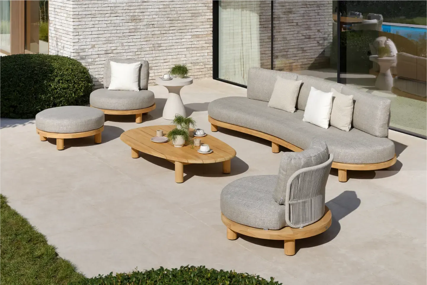 Zomers terras met Donato loungeset van Bristol à la carte door Exterioo tuinmeubelen