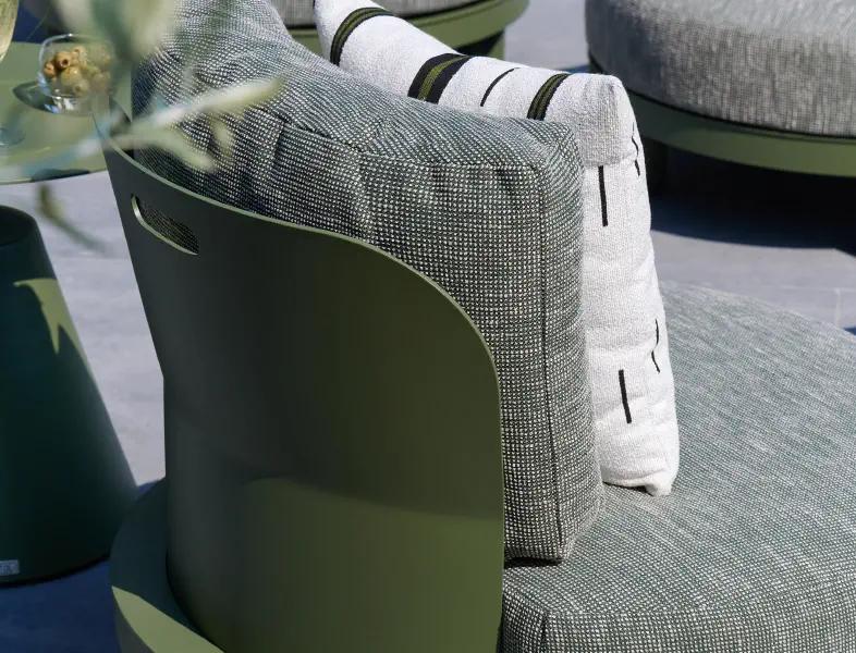 Zomers terras met loungestoel van Bristol à la carte door Exterioo tuinmeubelen