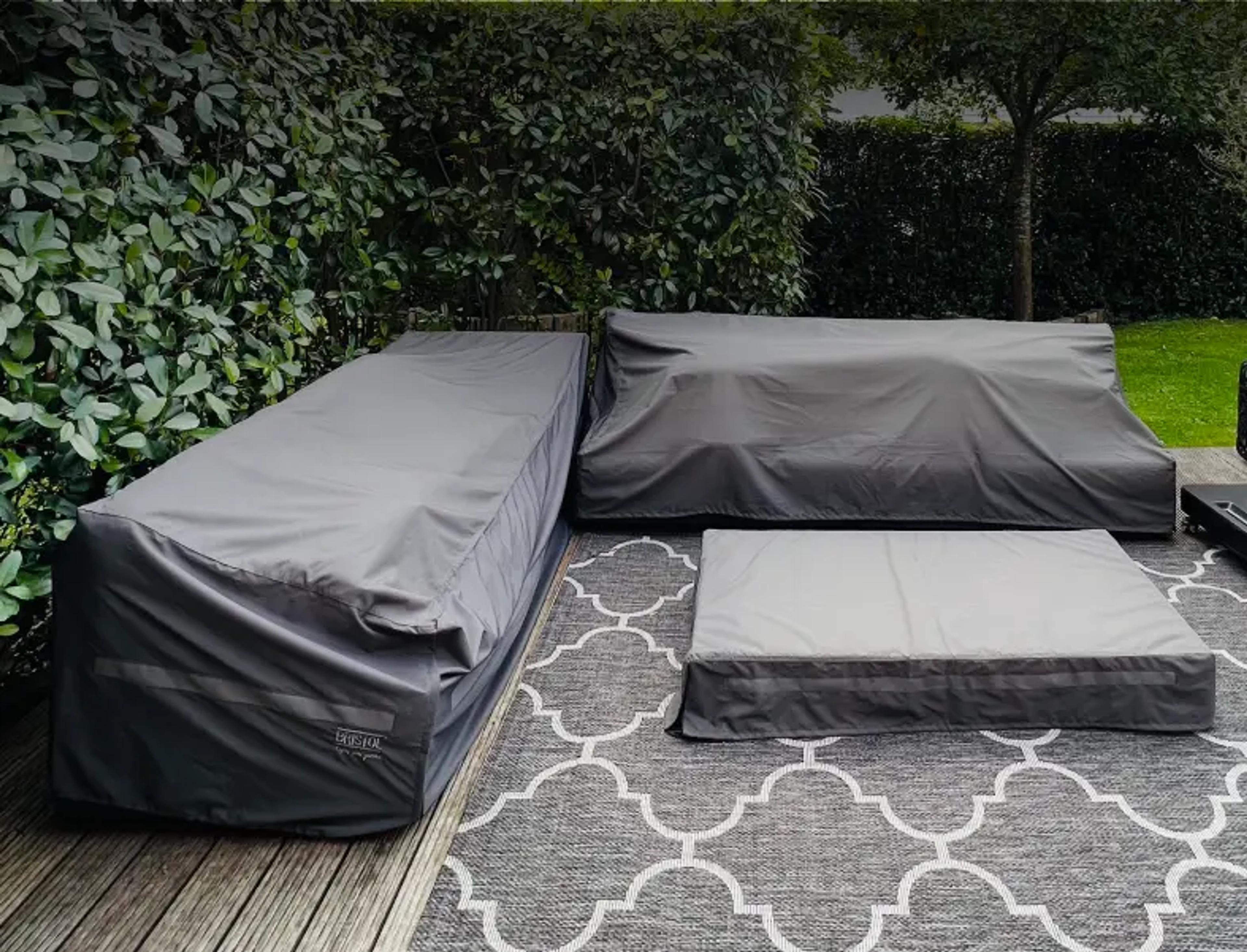 Ingerichte tuin met loungeset en beschermhoes van Bristol à la carte door Exterioo tuinmeubelen