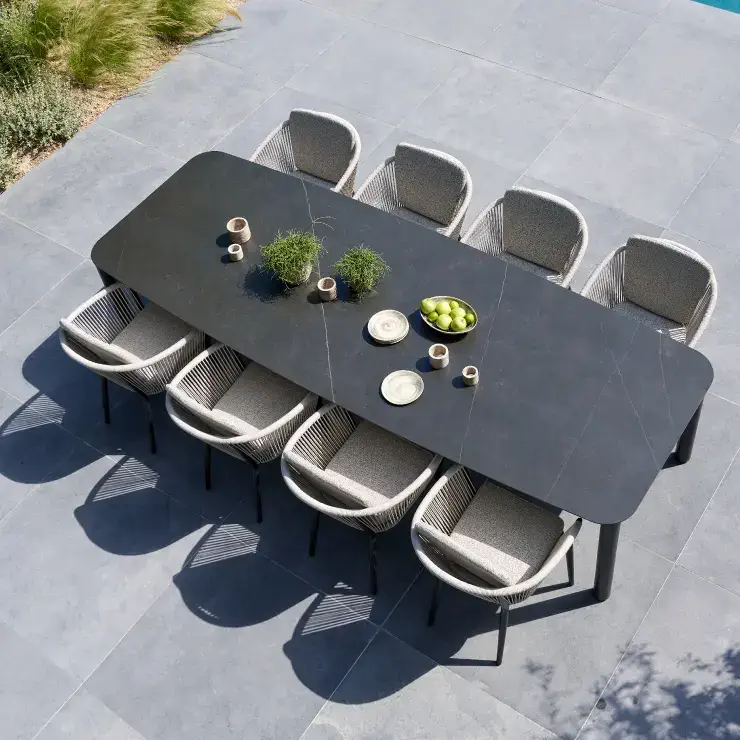 Table élégante d’Exterioo mobilier de jardin.