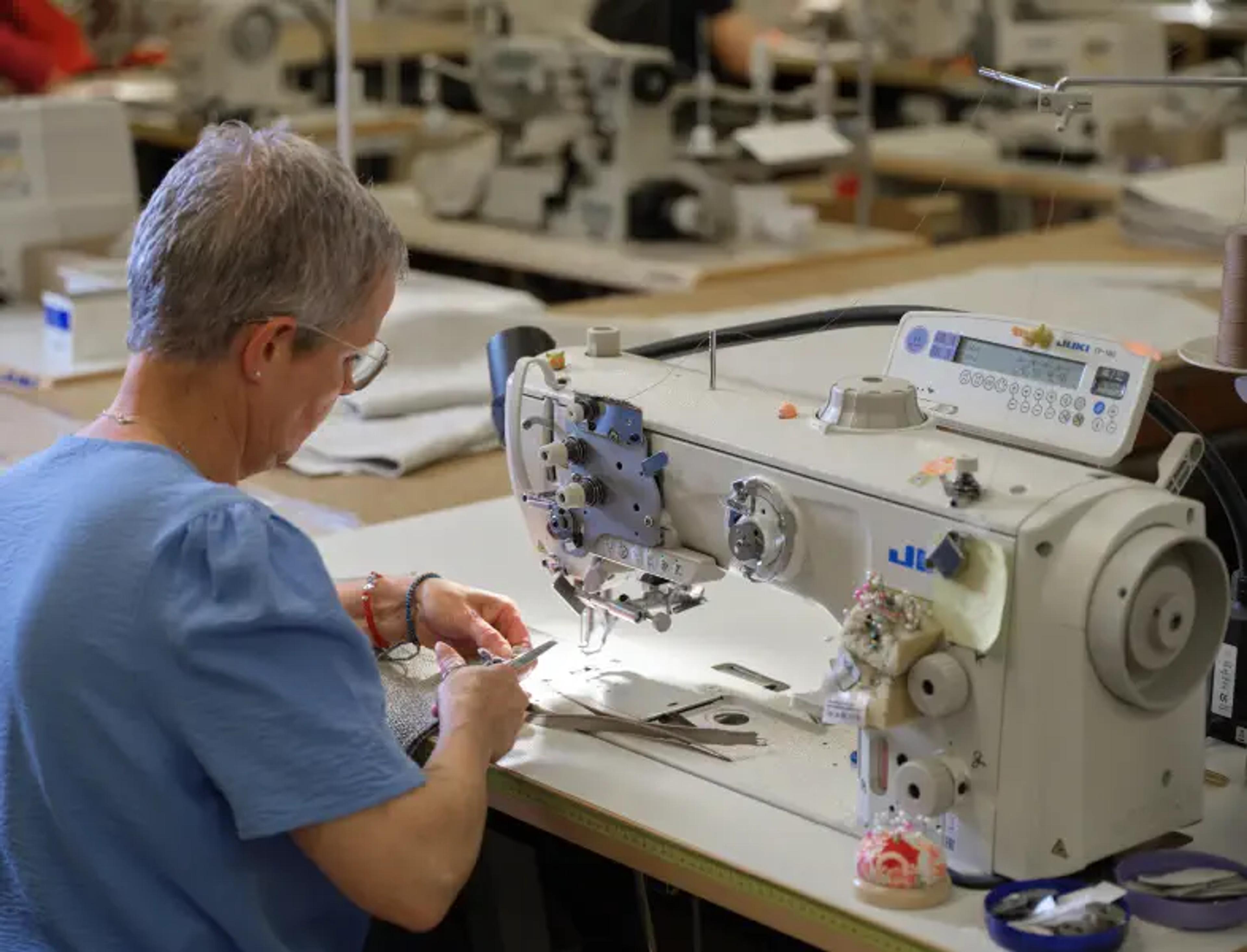 Iemand die de kussenslopen van exterioo aan het maken is