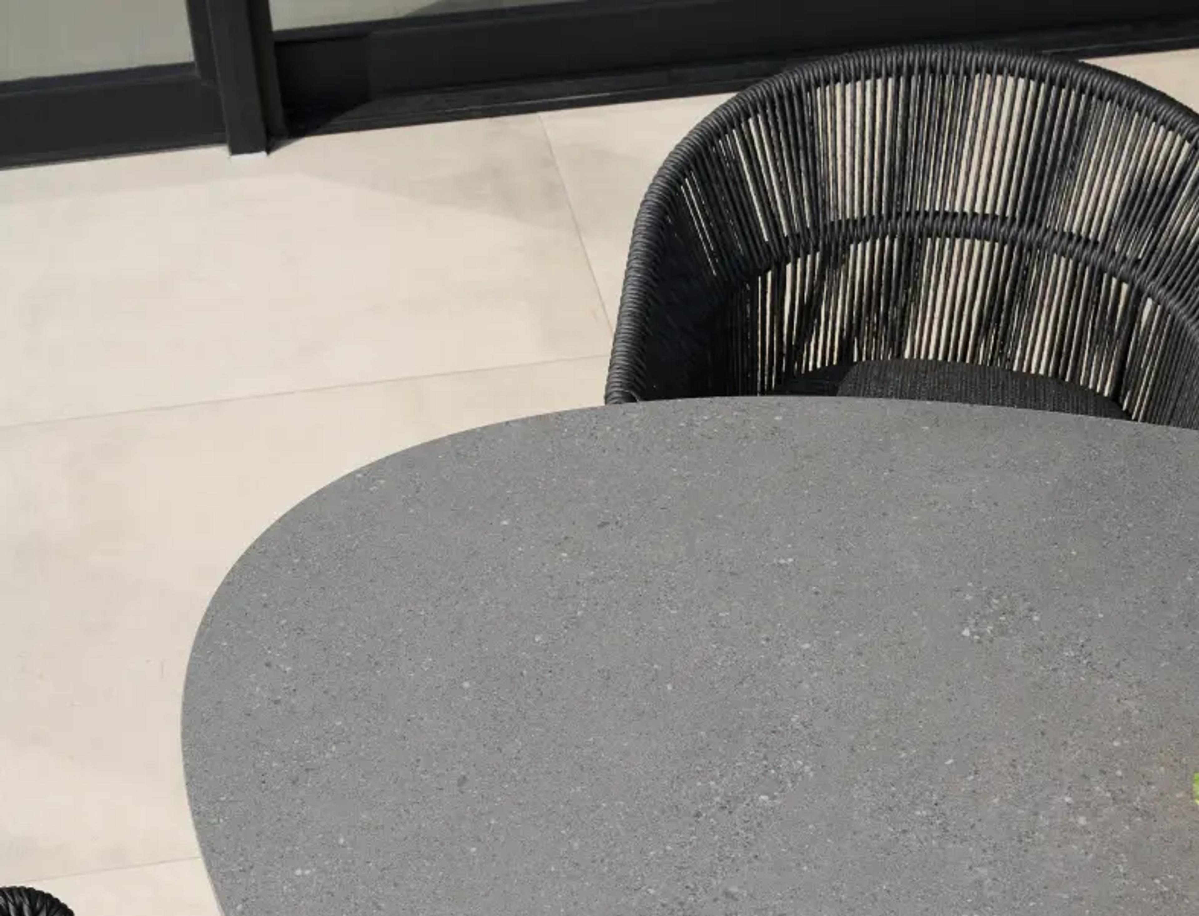 Detailfoto van keramische tafel van Bristol à la carte door Exterioo tuinmeubelen