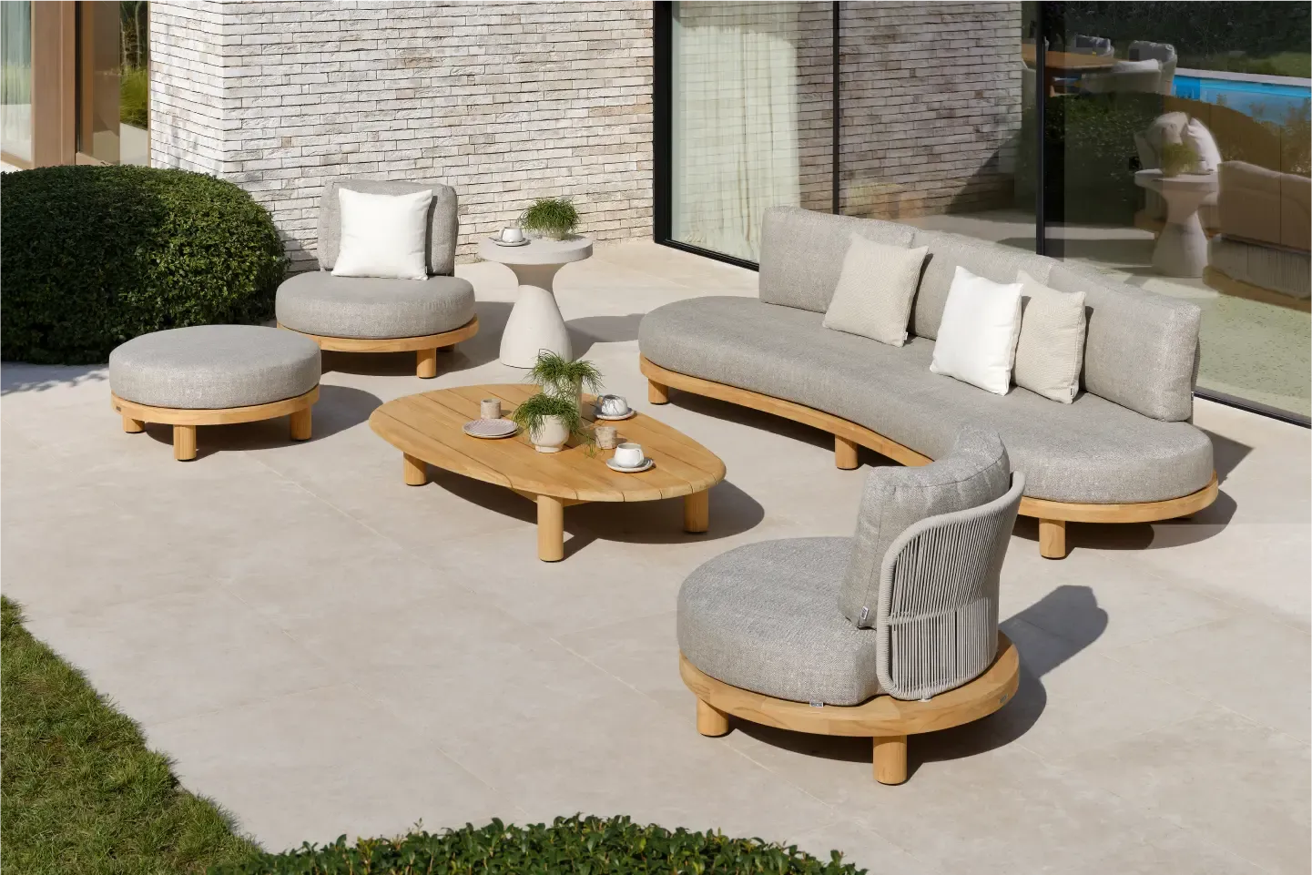 Zomers terras met Donato loungeset van Bristol à la carte door Exterioo tuinmeubelen