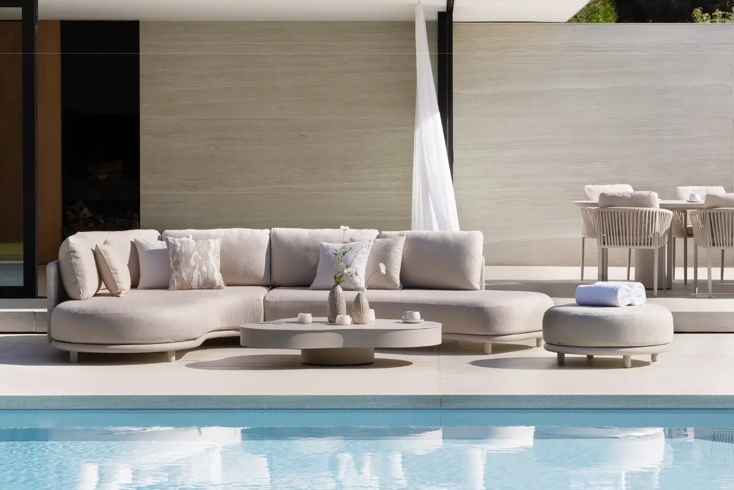 Lomano lounge in zomerse setting 