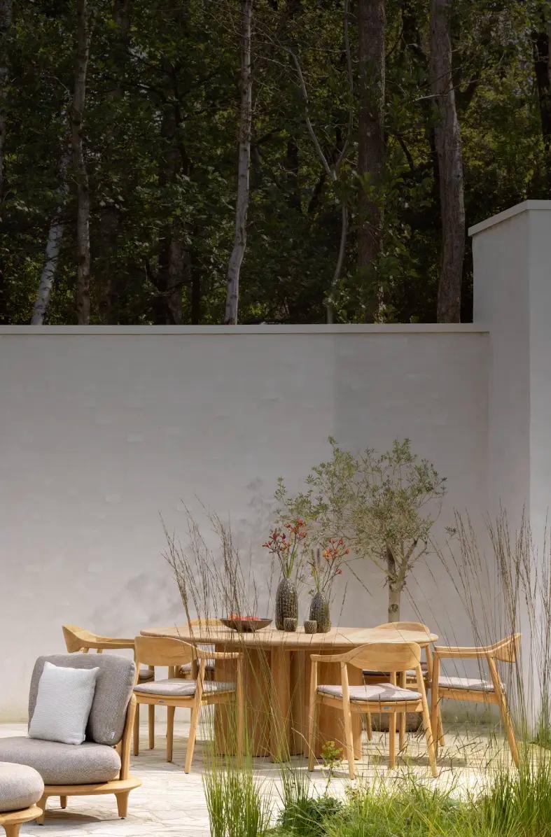 Teakhouten loungeset en tuinset van Exterioo tuinmeubelen op een stijlvol terras bij een zwembad