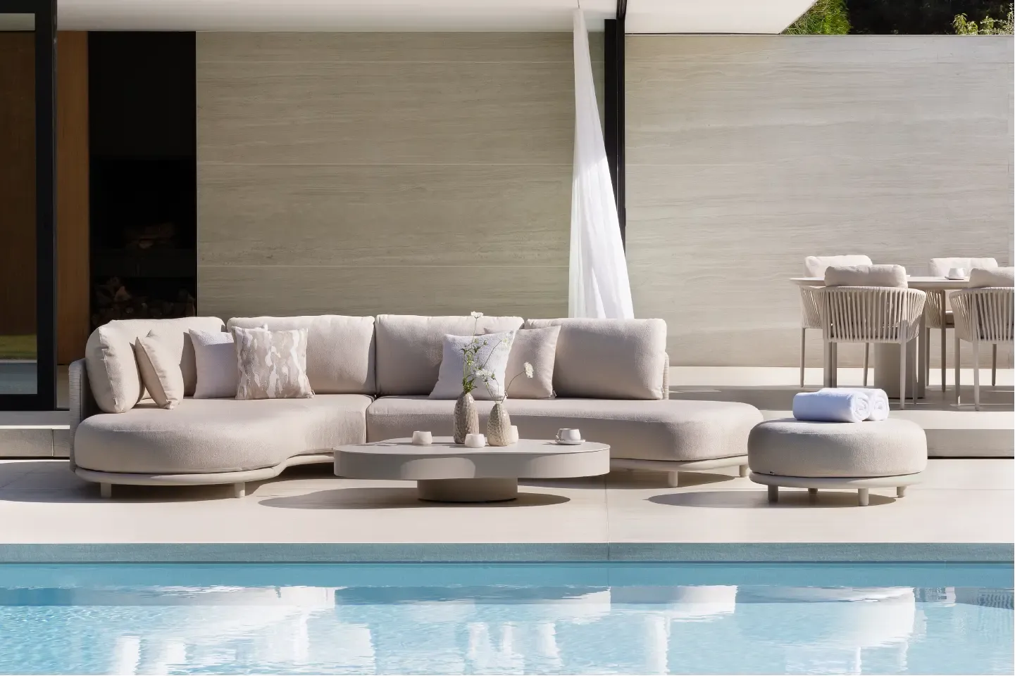 Lomano lounge in zomerse setting 