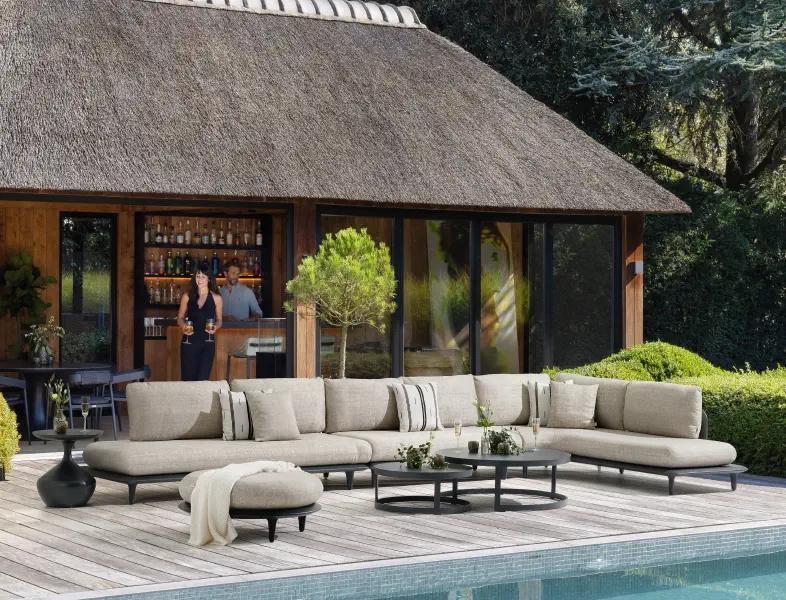 Zomers terras met loungeset van Bristol à la carte door Exterioo tuinmeubelen