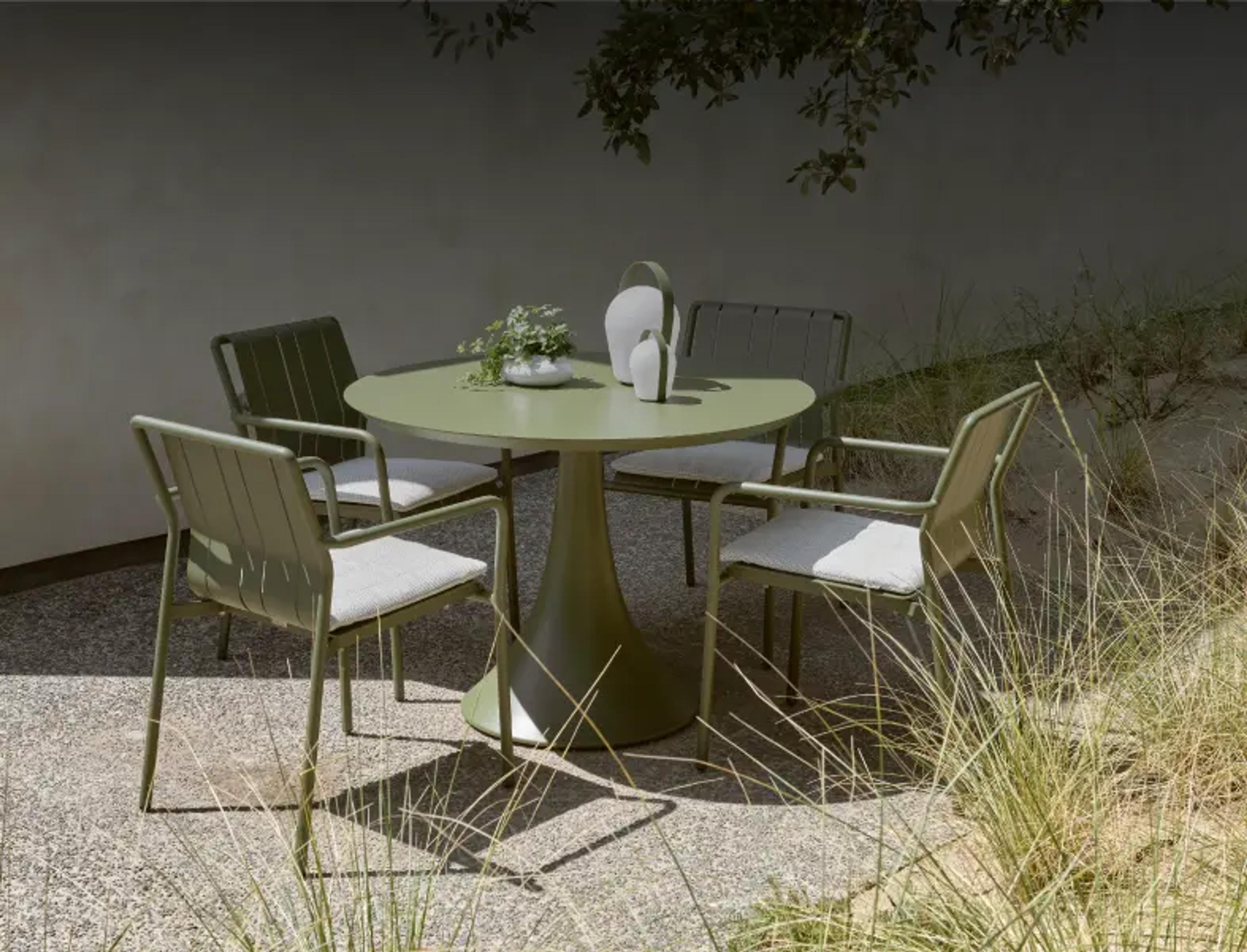 Zomers terras met tuintafelset van Bristol à la carte door Exterioo tuinmeubelen