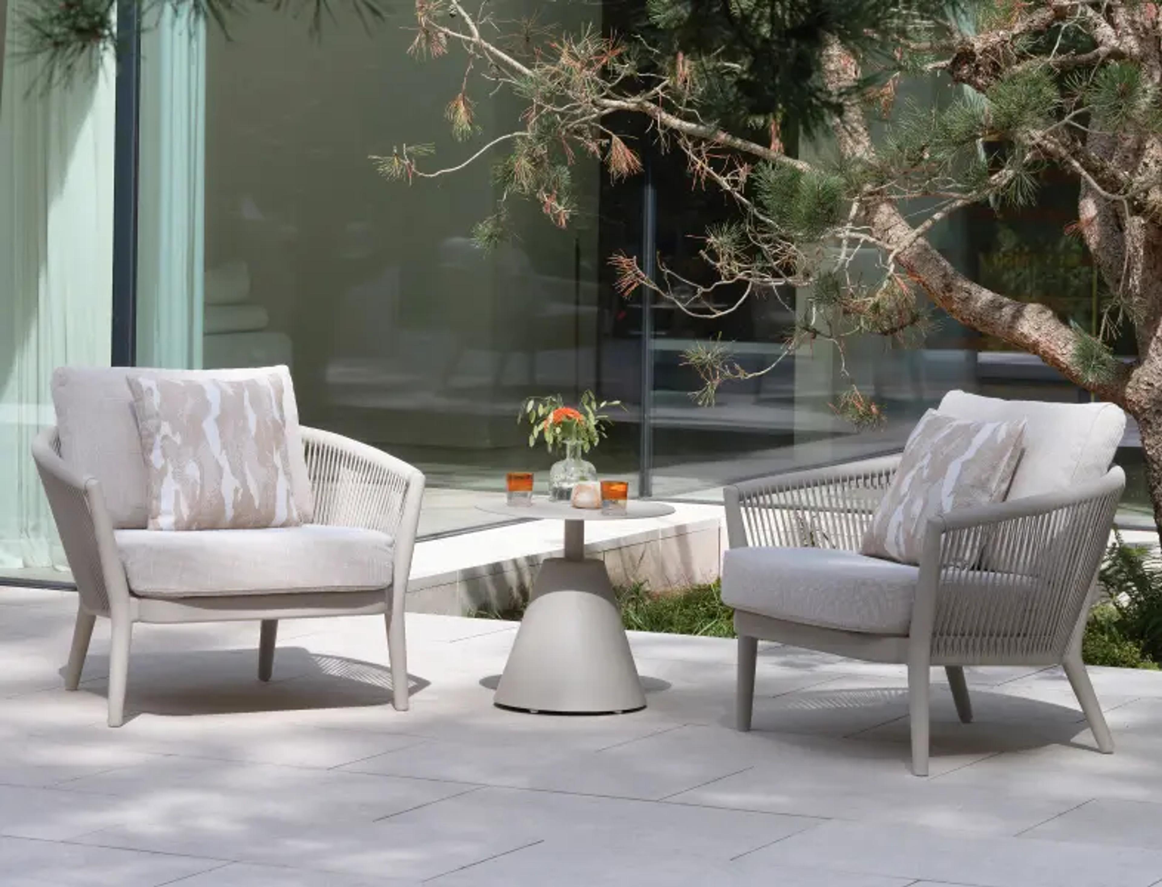 Twee Orso loungestoelen met bijpassende bijzet tafel van Bristol à la carte door Exterioo tuinmeubelen