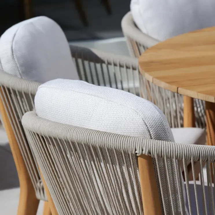 Zomers terras met tuinstoel in textilene van Bristol à la carte door Exterioo tuinmeubelen