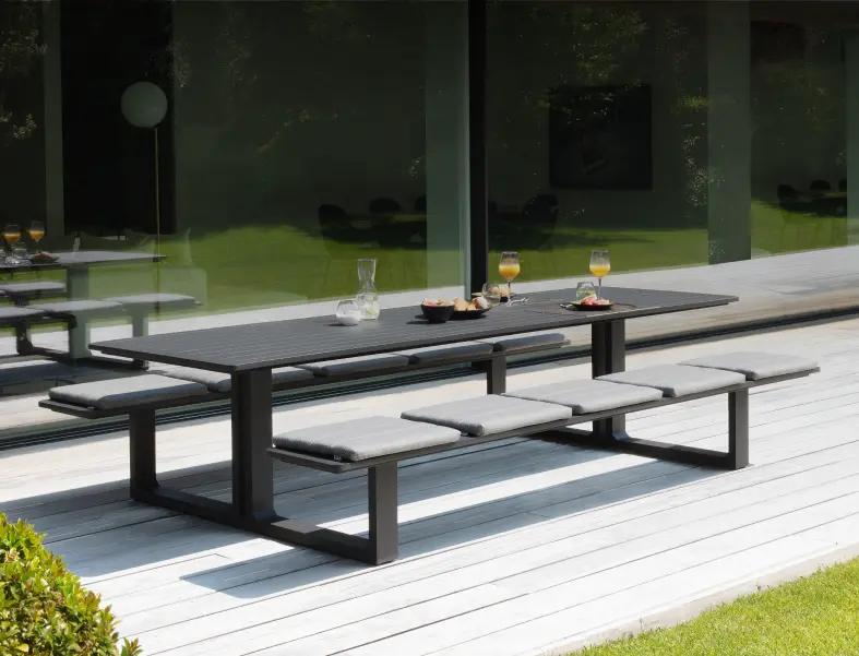 Zomers terras met picknicktafel van Bristol à la carte door Exterioo tuinmeubelen
