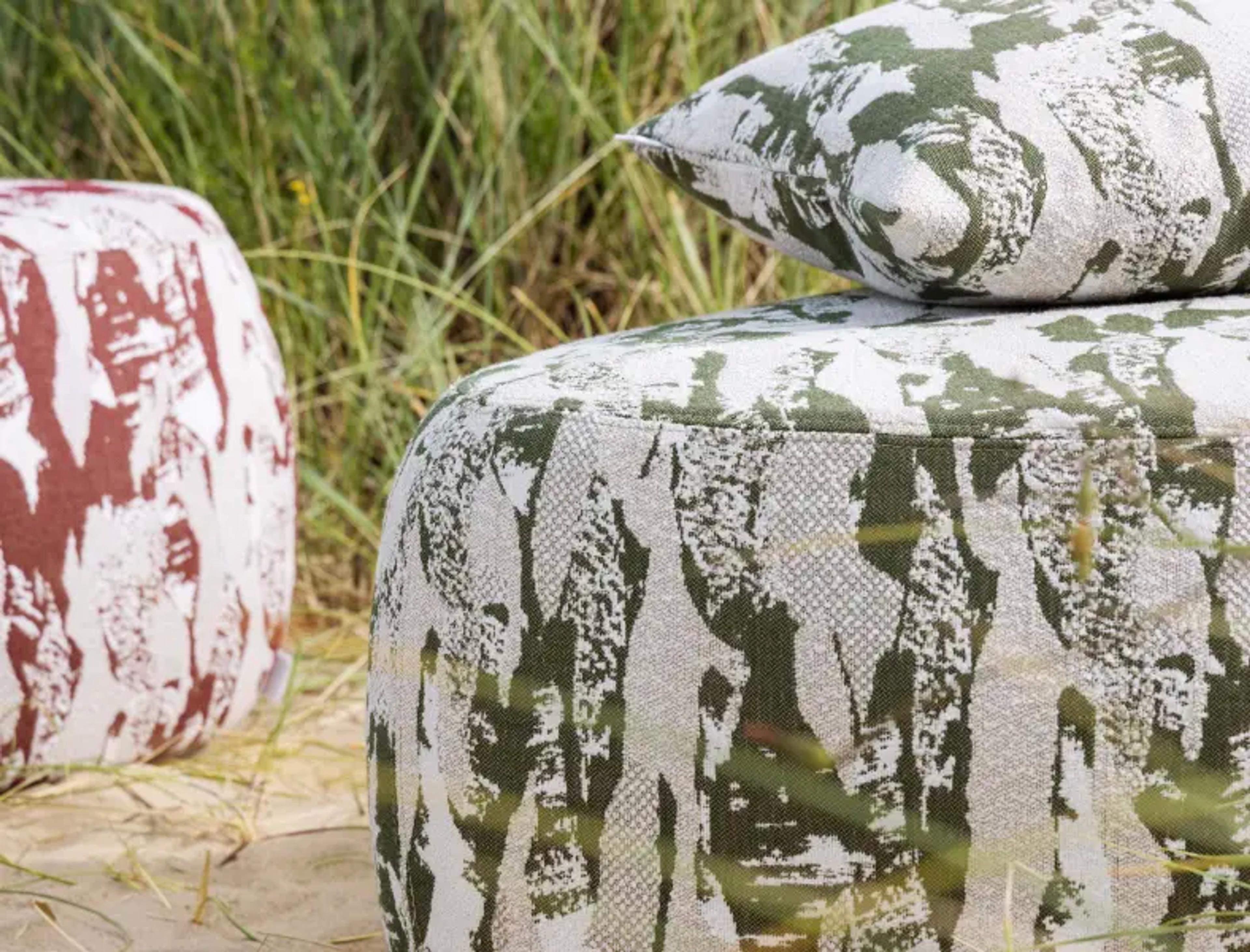Photo détaillée des poufs dans les dunes