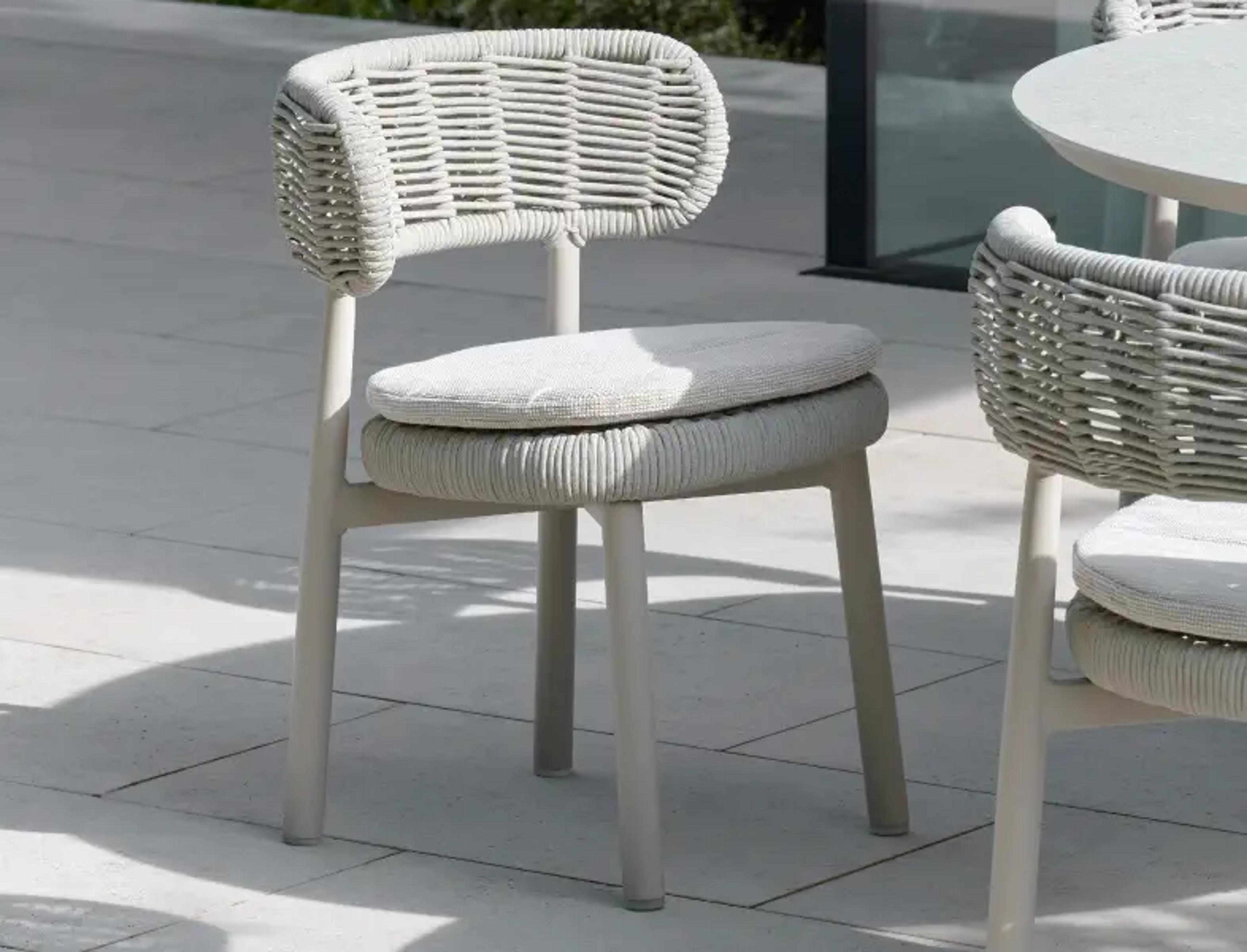 Zomers terras met tuinstoel van Bristol à la carte door Exterioo tuinmeubelen 