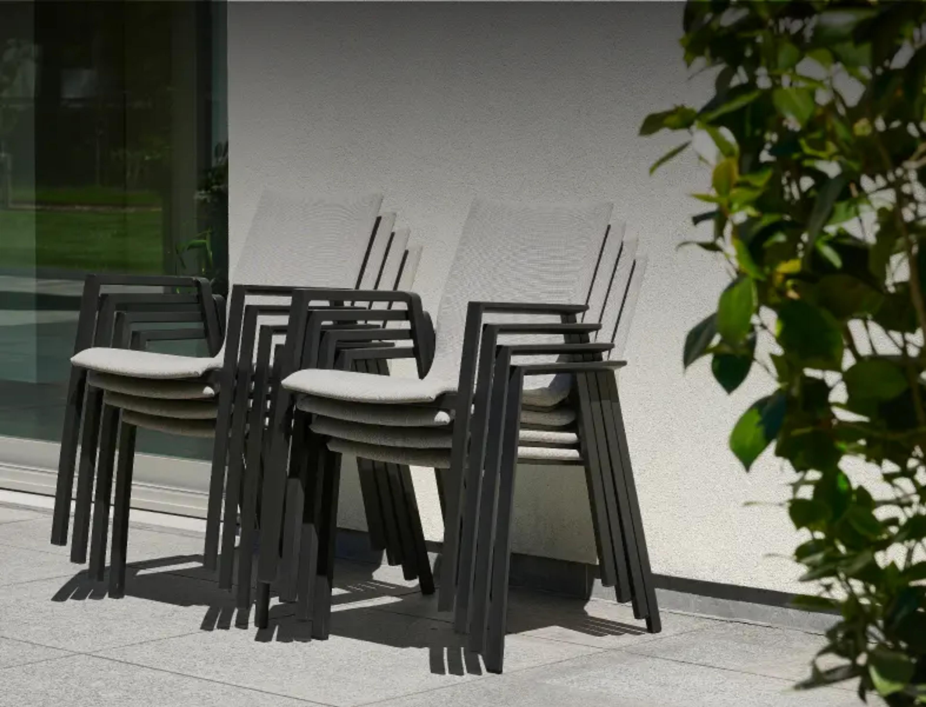 Zomers terras met stapelbare tuinstoelen van Bristol à la carte door Exterioo tuinmeubelen