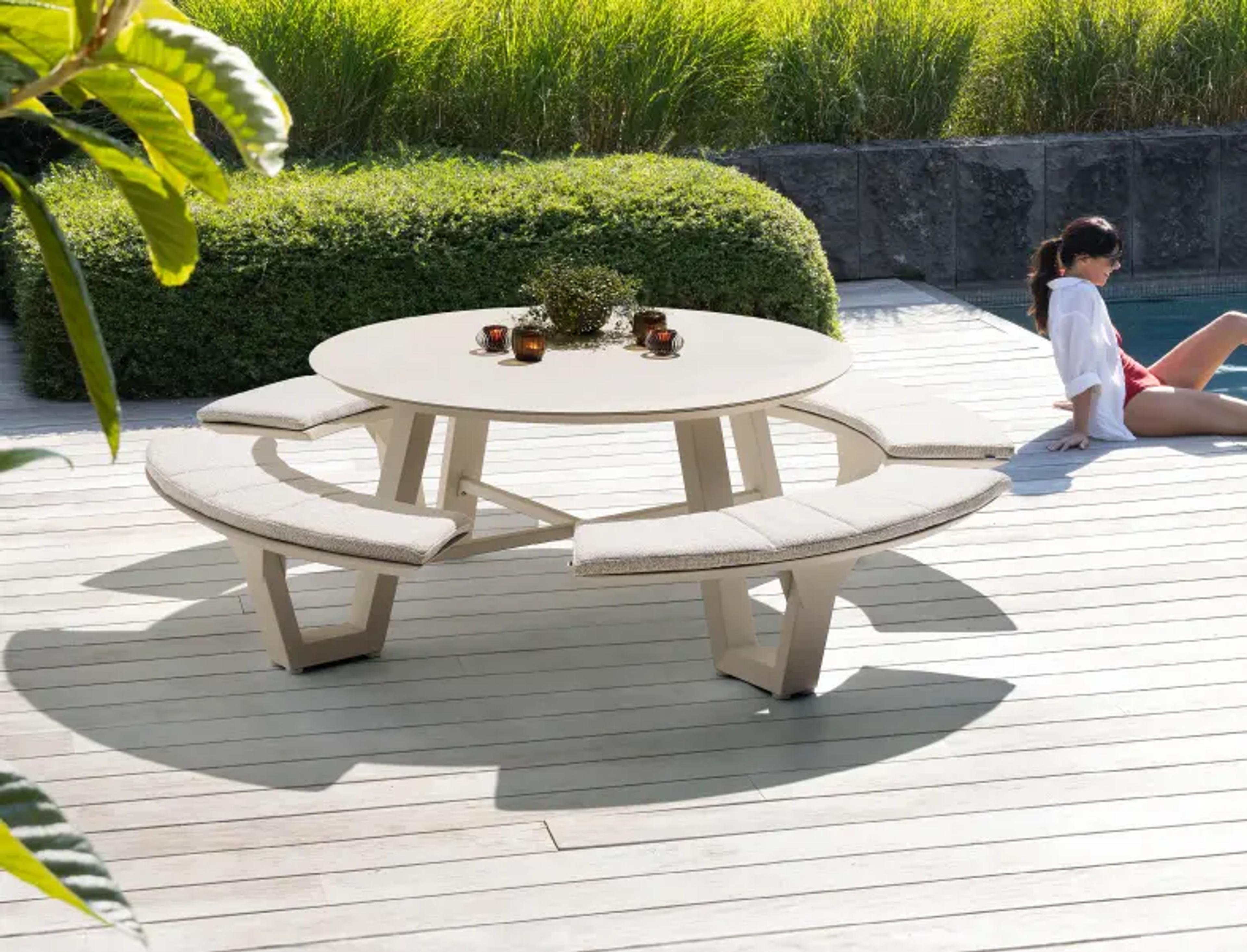 Zomers terras met Rondino picknicktafel van Bristol à la carte door Exterioo tuinmeubelen