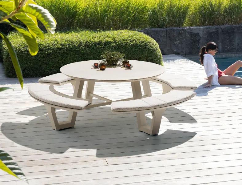 Zomers terras met Rondino picknicktafel van Bristol à la carte door Exterioo tuinmeubelen