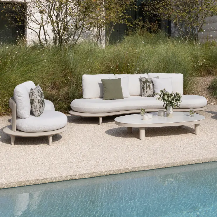 Zomer terras met tuintafel en stoelen van Bristol à la carte door Exterioo tuinmeubelen