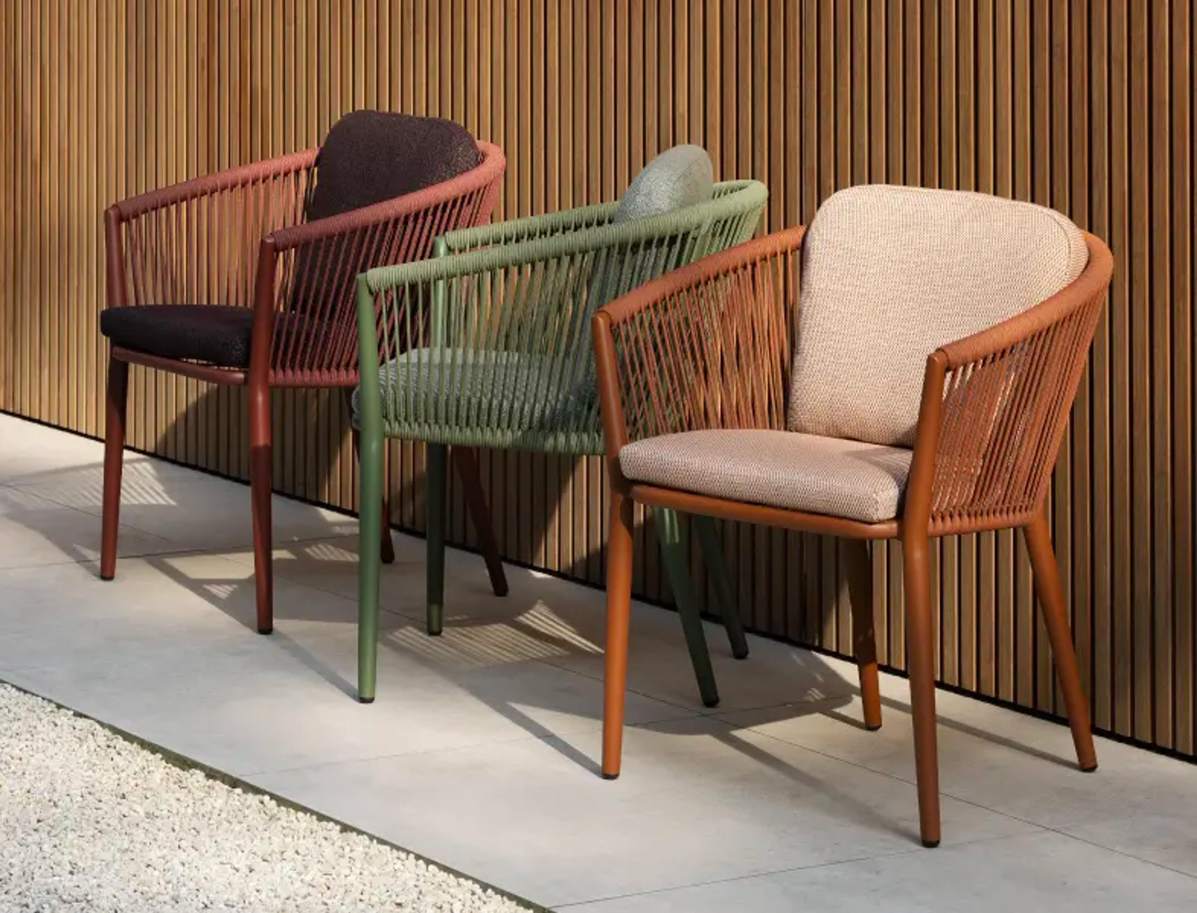 Trois chaises de jardin en aluminium coloré des meubles de jardin Exterioo alignées