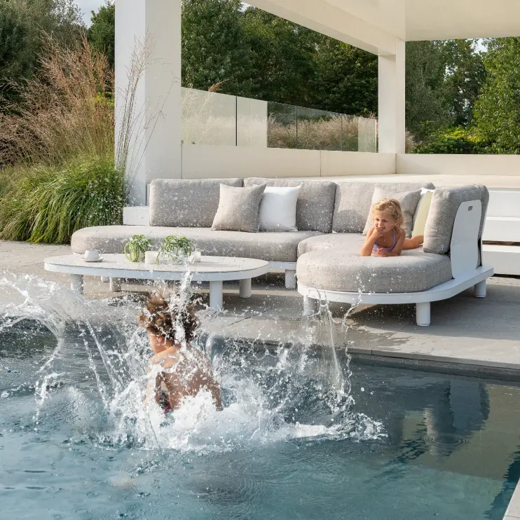 Zomers terras met loungeset van Bristol à la carte door Exterioo tuinmeubelen