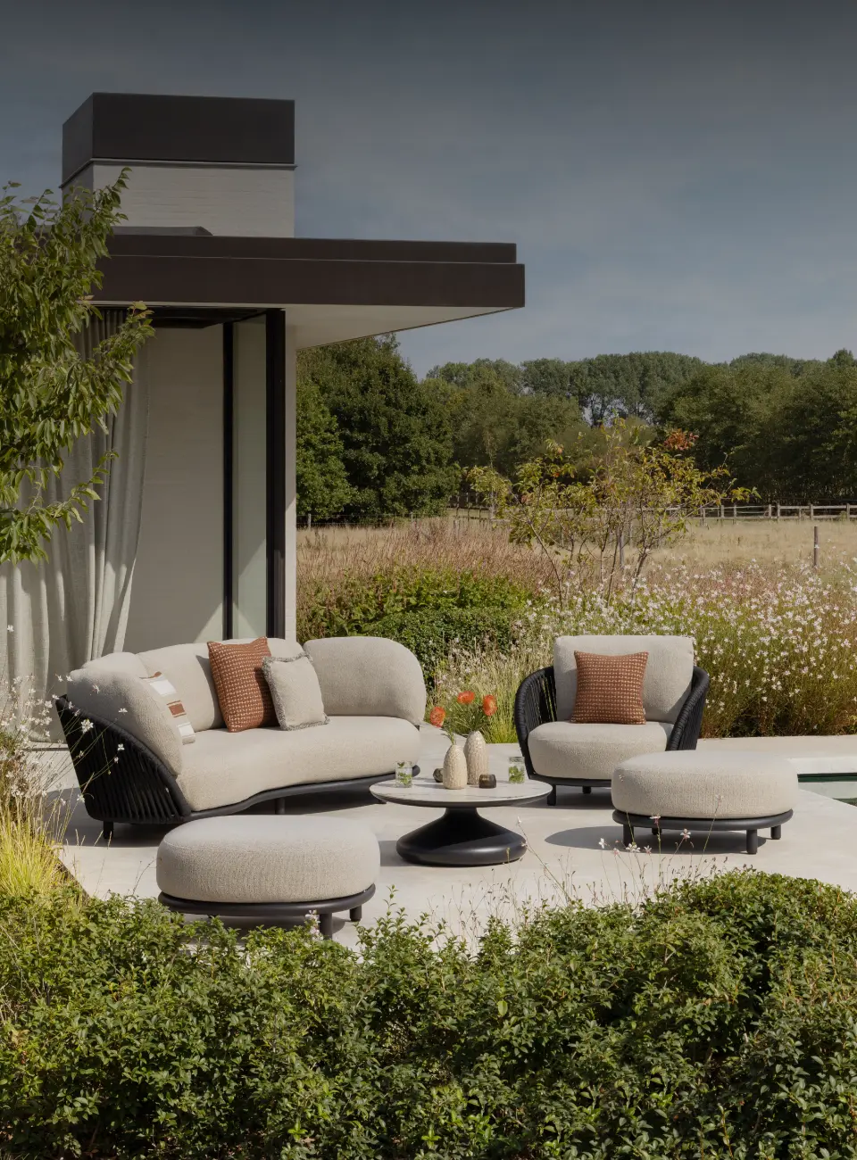 Zomers terras met Valdelo lounge van Bristol à la carte door Exterioo tuinmeubelen