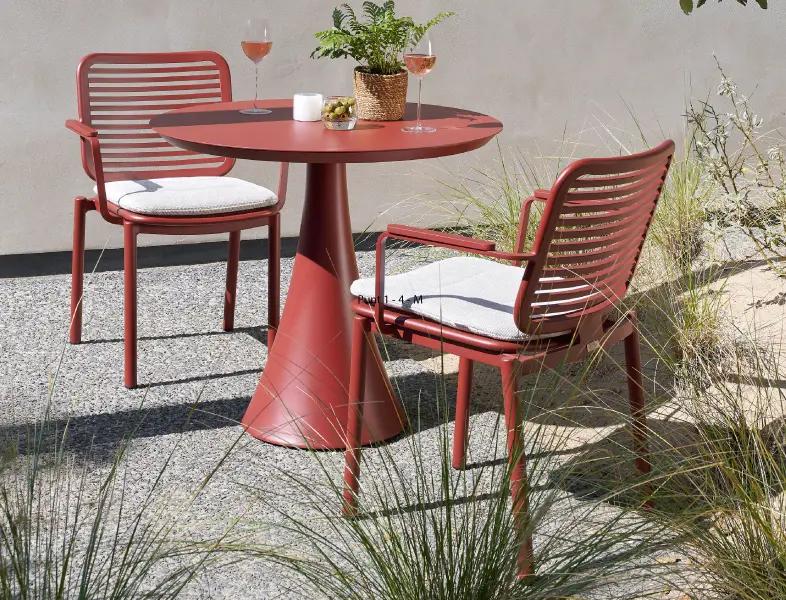 Rode Fano tafel met twee rode Fano tuinstoelen van Bristol à la carte door Exterioo tuinmeubelen