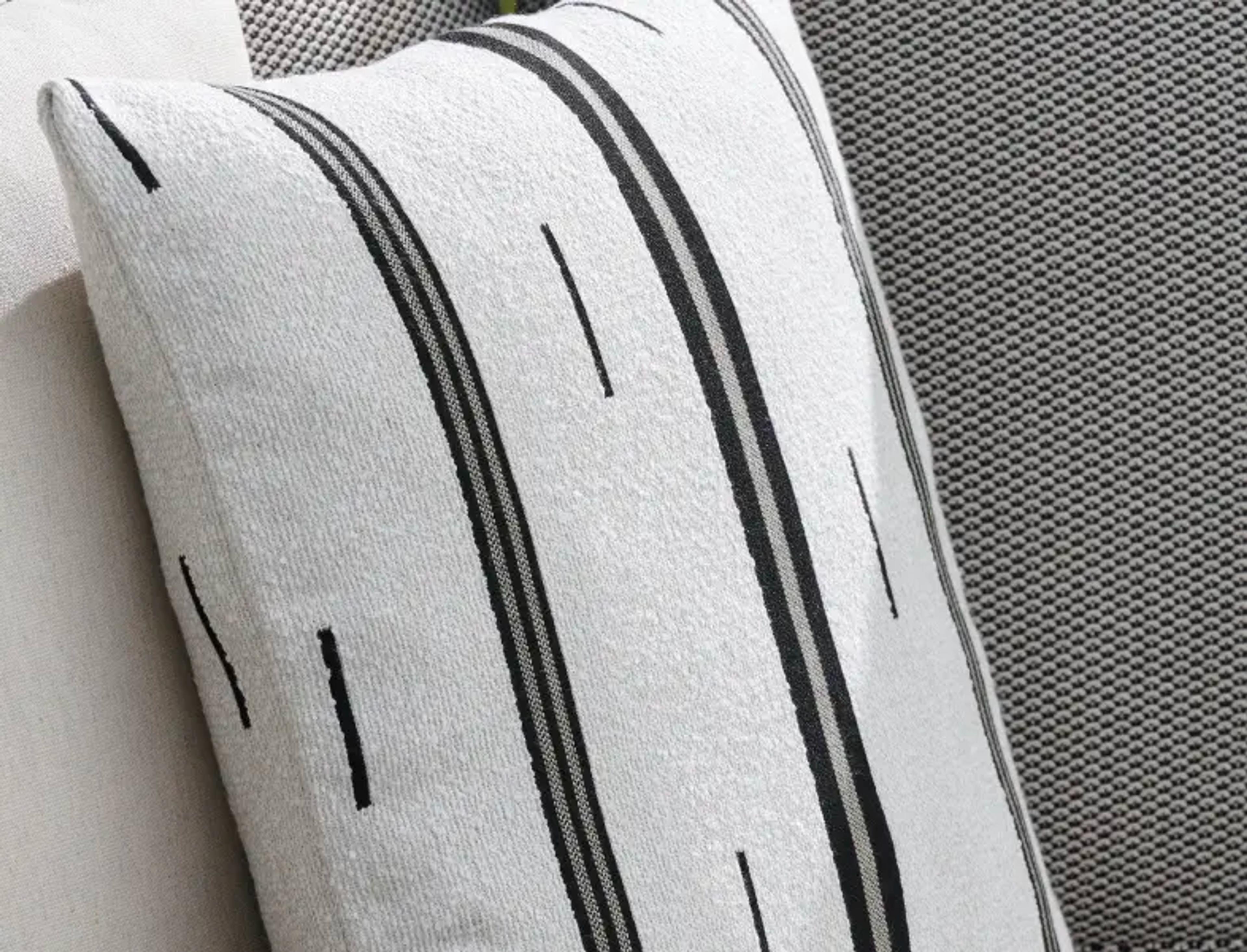 Un coussin rayé dans un lounge
