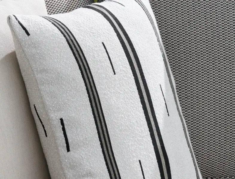 Un coussin rayé dans un lounge