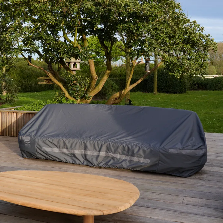 Lounge met beschermhoes van Bristol à la carte door Exterioo tuinmeubelen