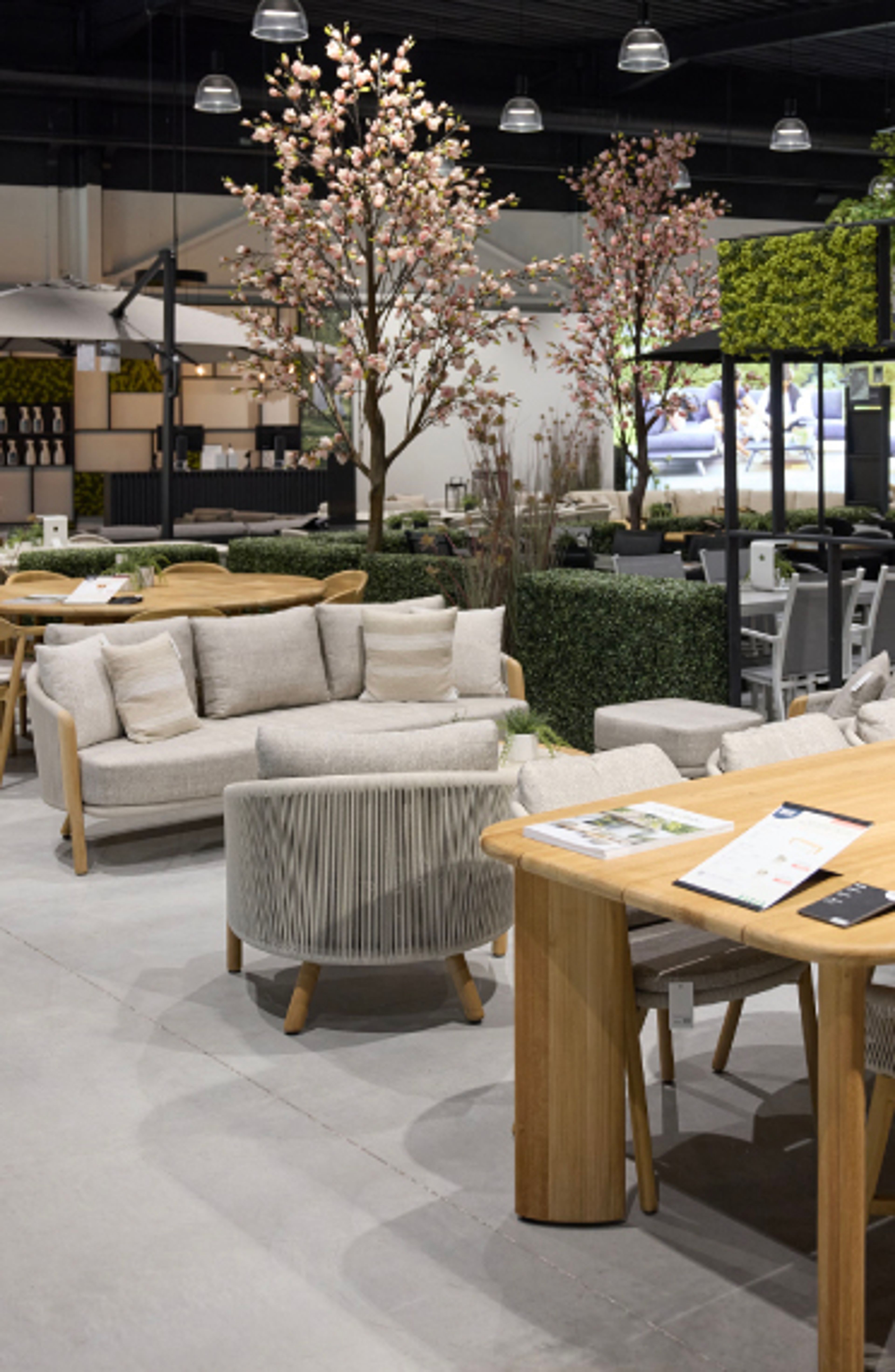 Groot assortiment tuinmeubelen in Exterioo showroom Zoersel
