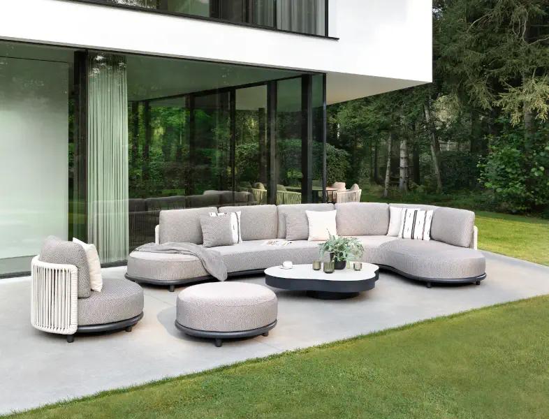 Zomers terras met loungeset van Birstol à la carte door Exterioo tuinmeubelen