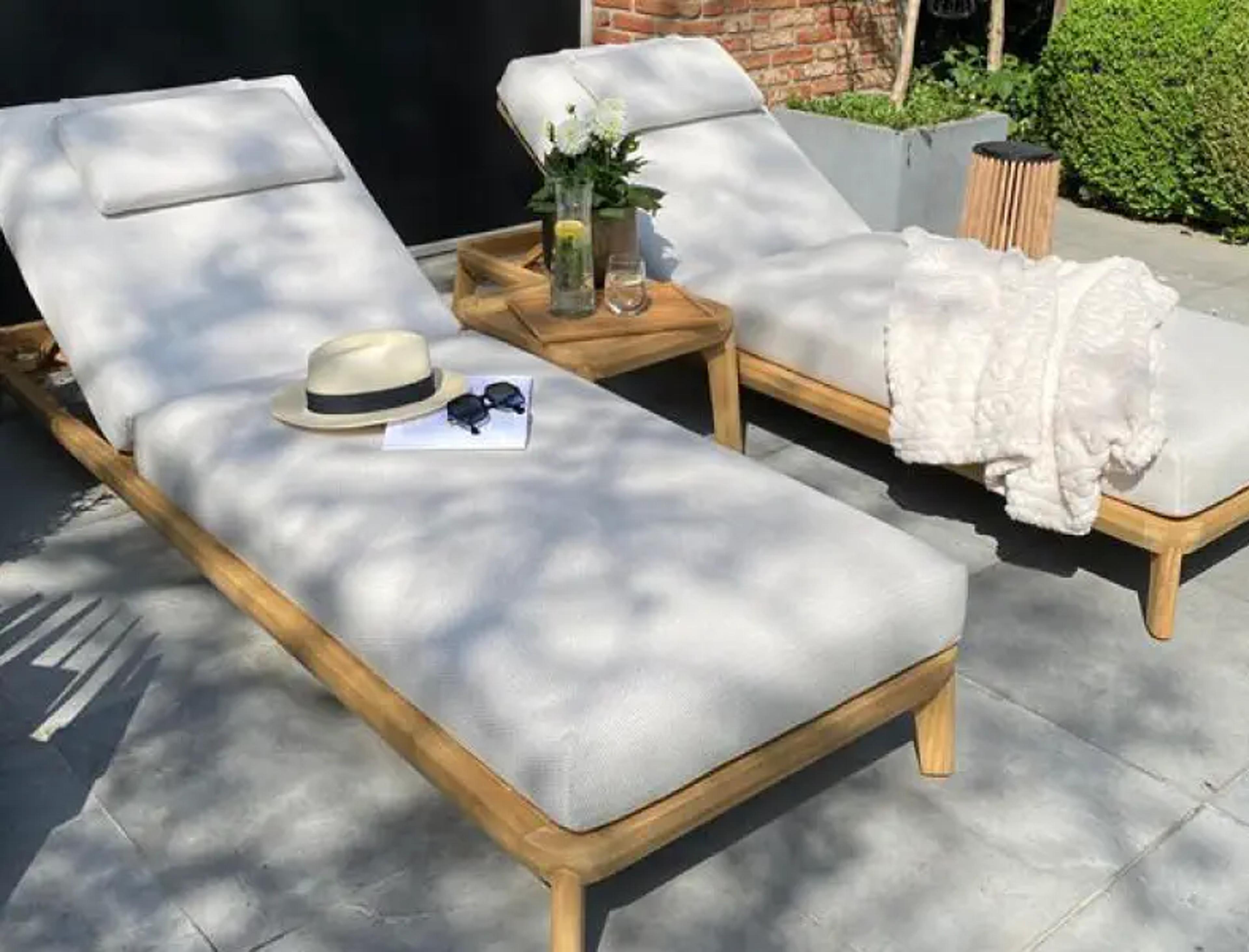 Twee ligbedden uit teak van Bristol à la carte door Exterioo tuinmeubelen