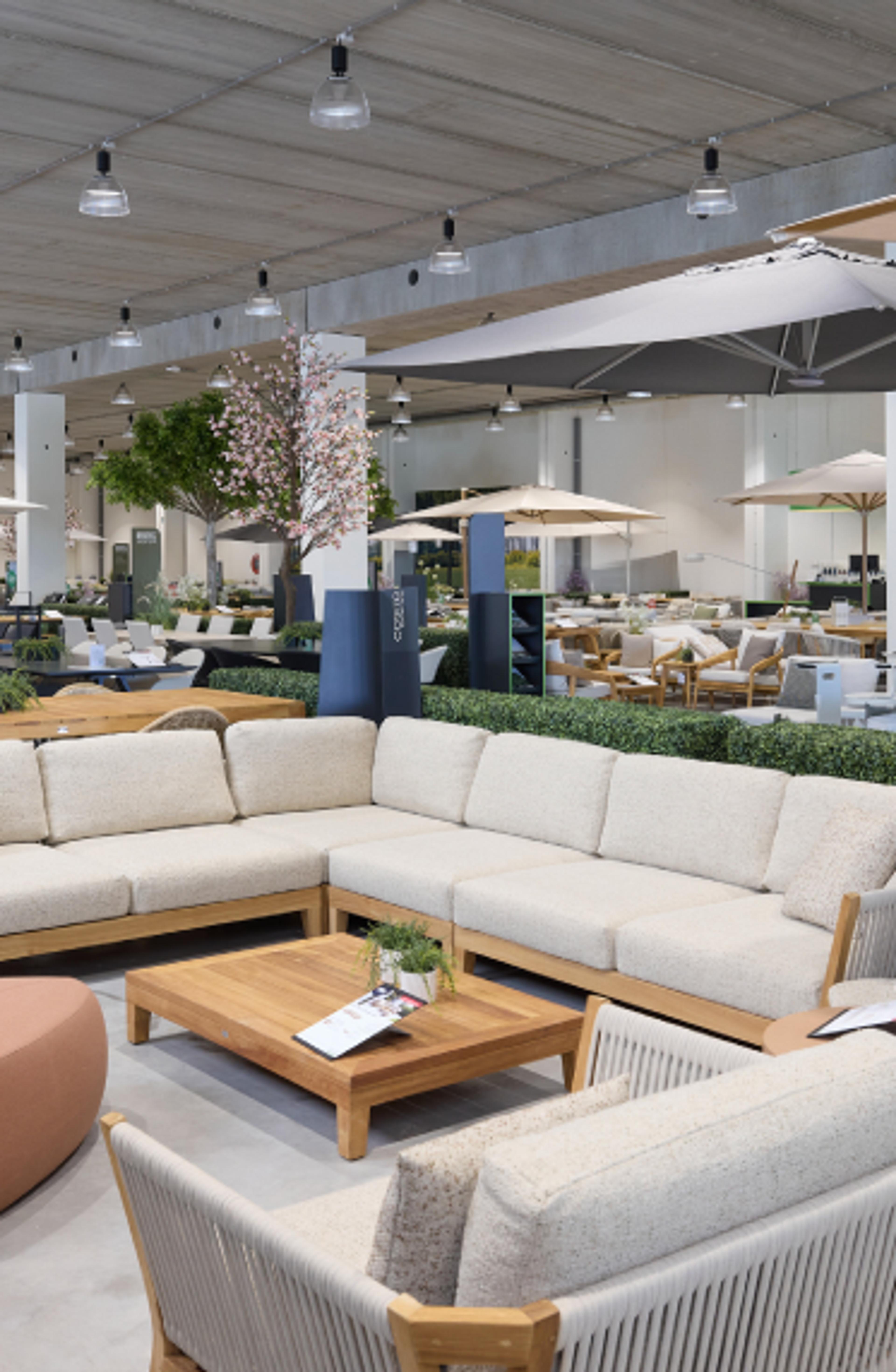 Groot assortiment tuinmeubelen in Exterioo showroom Namen